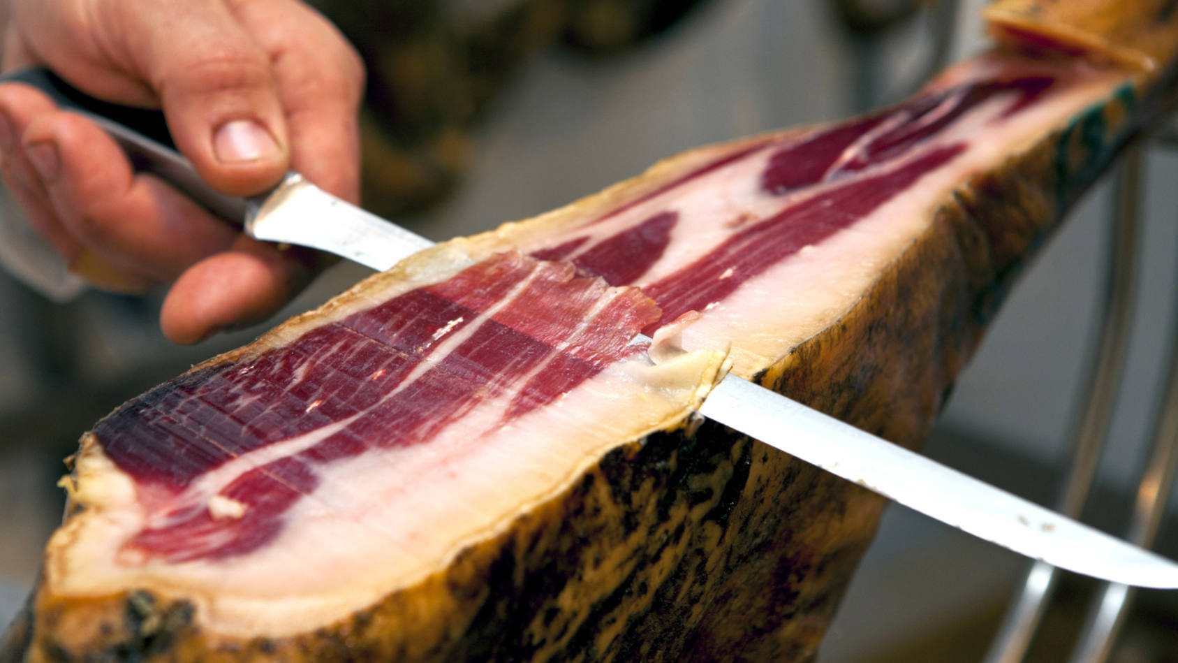 El cuchillo jamonero: herramienta esencial en la gastronomía española
