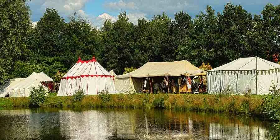 Tiendas Medievales: Origen, Evolución Histórica y Tipos