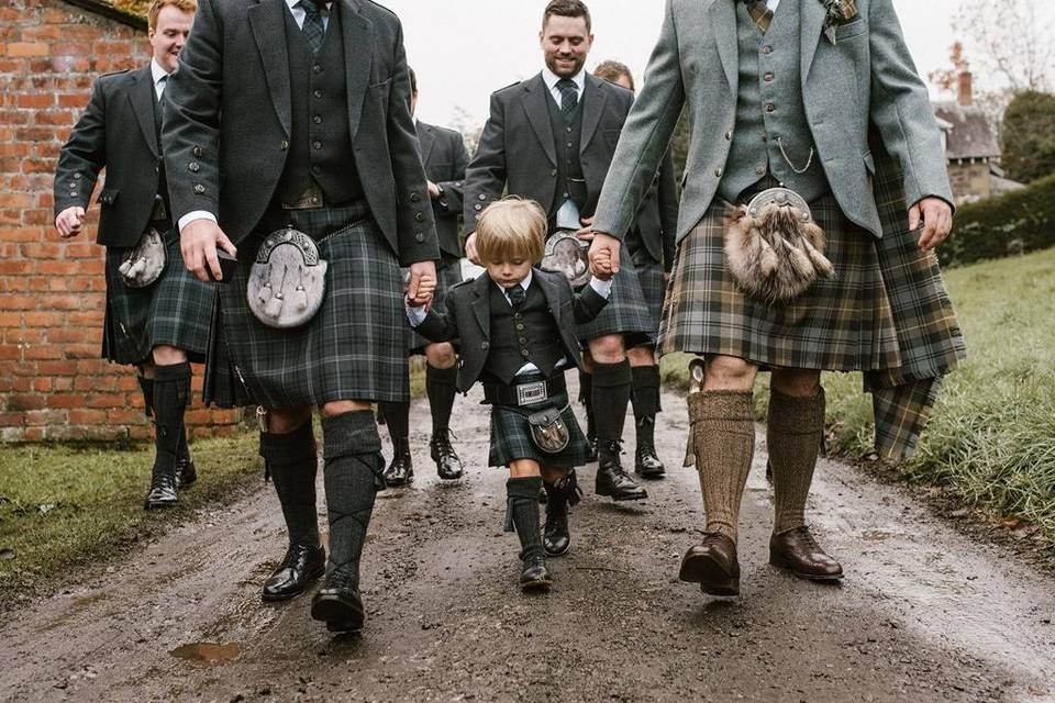 Kilts Escoceses (Faldas escocesas masculinas): Historia, Clanes y Significado de los Colores