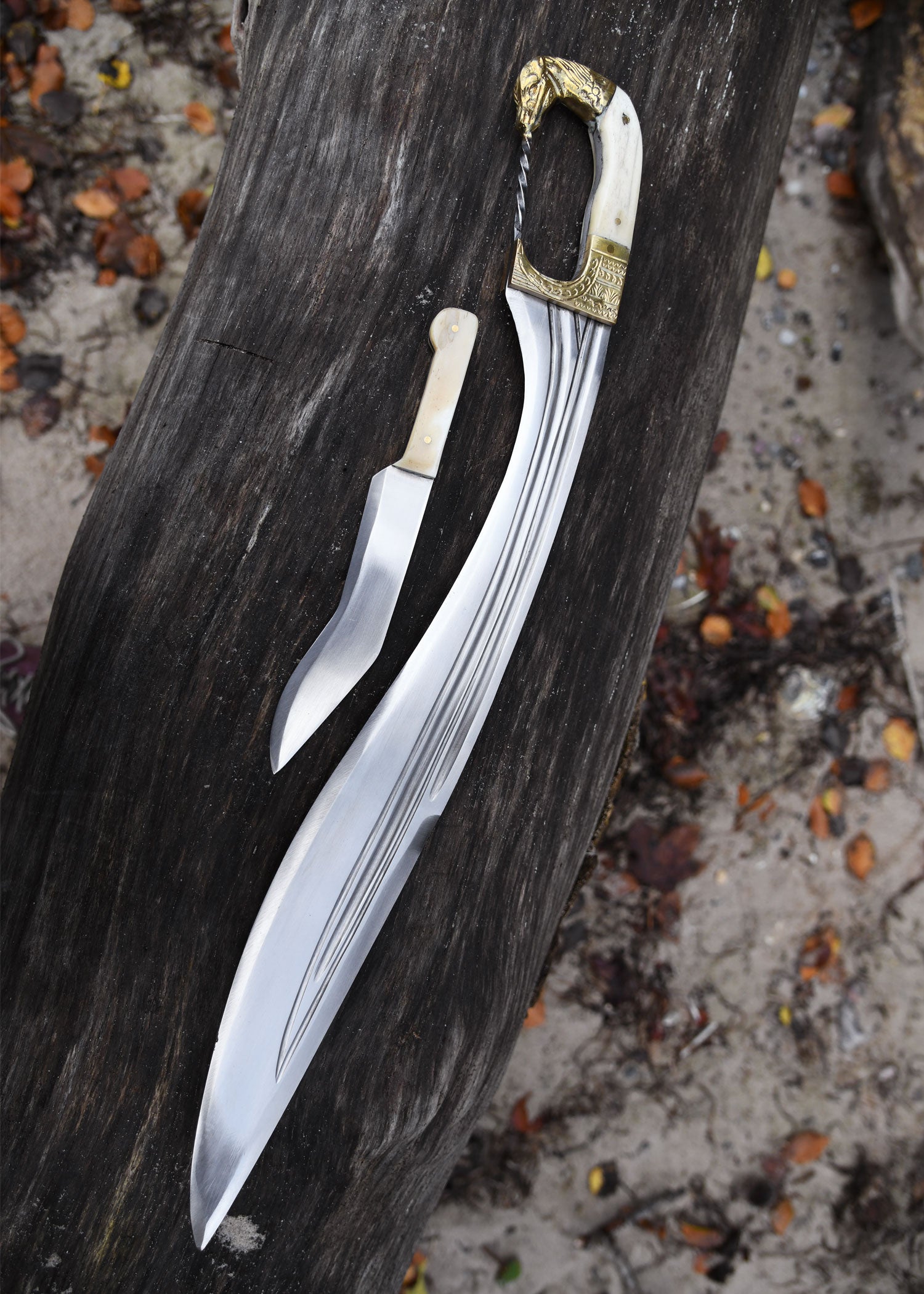 Imagen única de: Falcata Con Mango De Cabeza De Caballo, Incluida Vaina Y Cuchillo Lateral, Siglos Iv-iii Siglo A.c. Antes De Cristo , Categoría-C