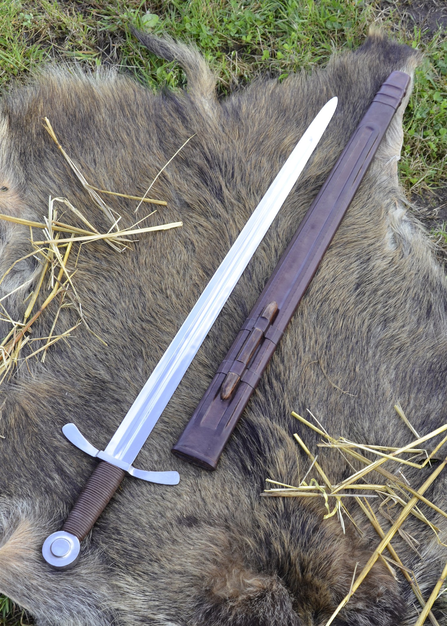 Imagen única de: Espada Cruzada Con Pomo Y Vaina, Versión Normal Categoría-B