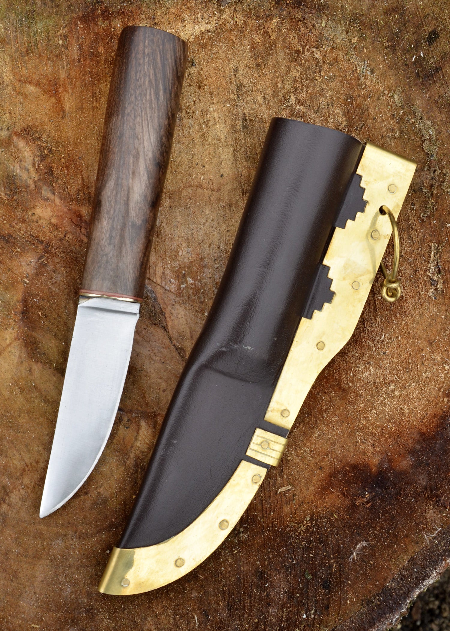Imagen única de: Cuchillo Vikingo Con Mango De Nogal Y Funda De Cuero.