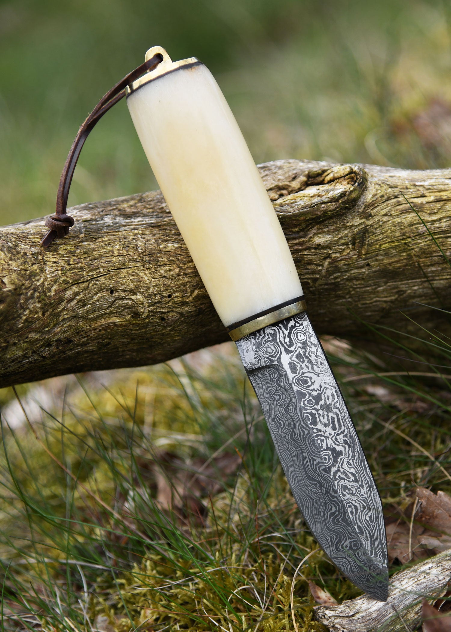 Imagen única de: Navaja Multiusos Con Mango De Hueso Y Funda De Cuero, Acero Damasco