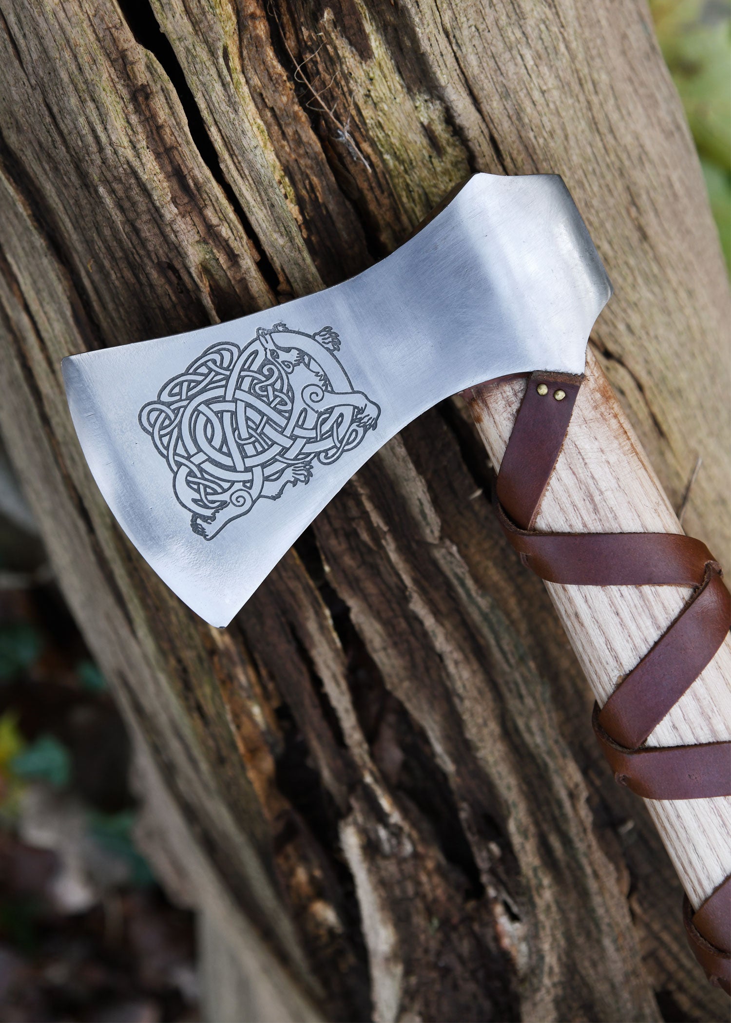 Imagen única de: Hacha Vikinga Fabricada En Acero Fundido, Tipo H, Con Grabado Y Forrado En Cuero