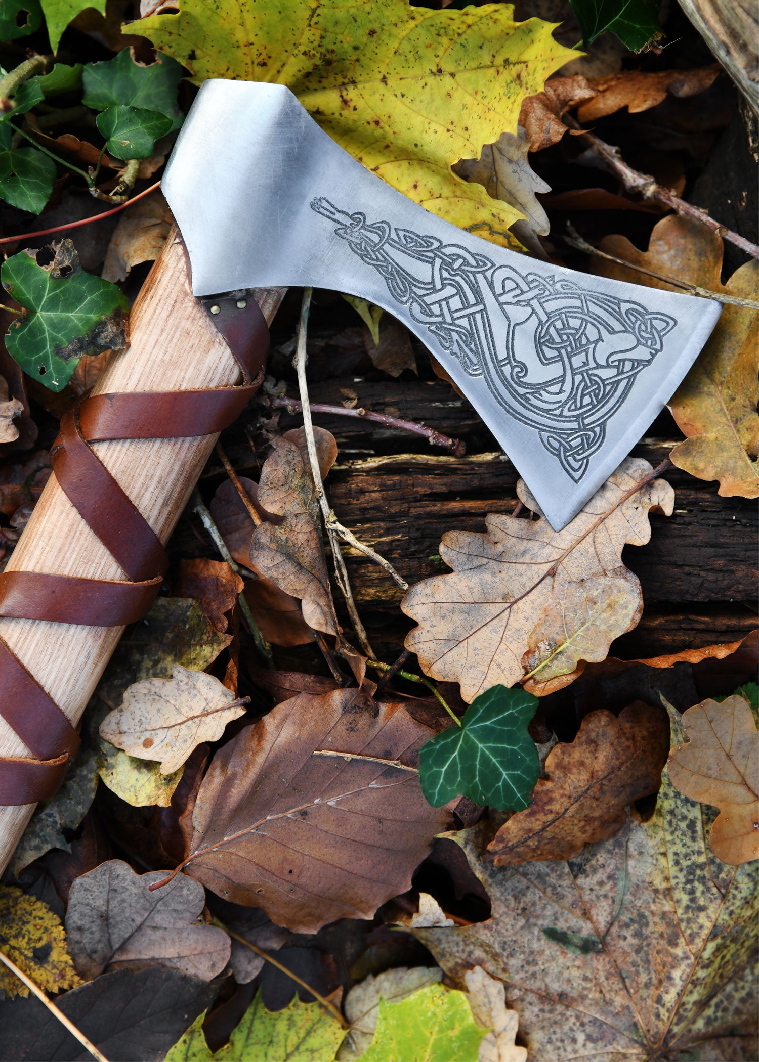 Imagen única de: Hacha Vikinga Fabricada En Acero Fundido, Tipo K, Con Grabado Y Forrado En Cuero.