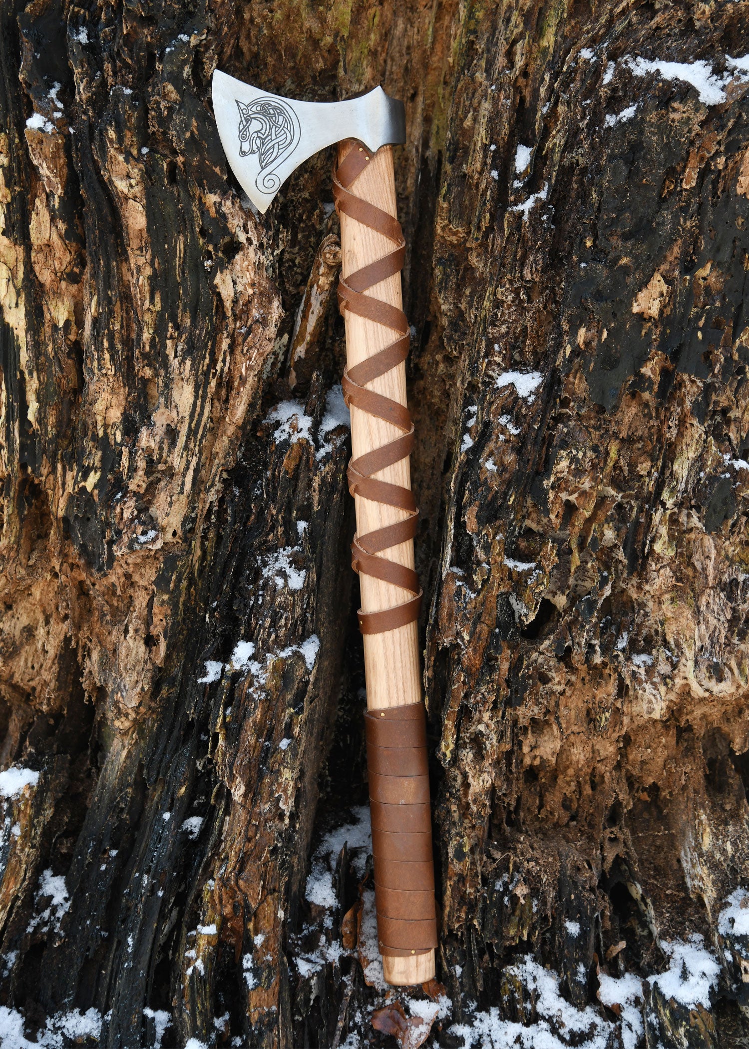 Imagen única de: Hacha Vikinga Fabricada En Acero Fundido, Tipo G, Con Grabado Y Forrada En Cuero.