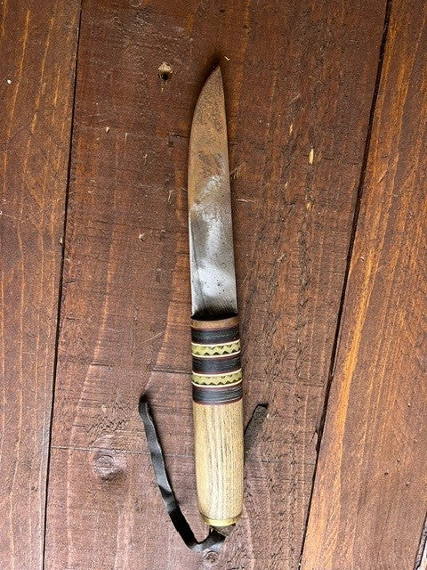 Imagen única de: Cuchillo Vikingo Fabricado En Acero De Damasco, Mango De Madera Con Ribete De Hueso, Con Defectos