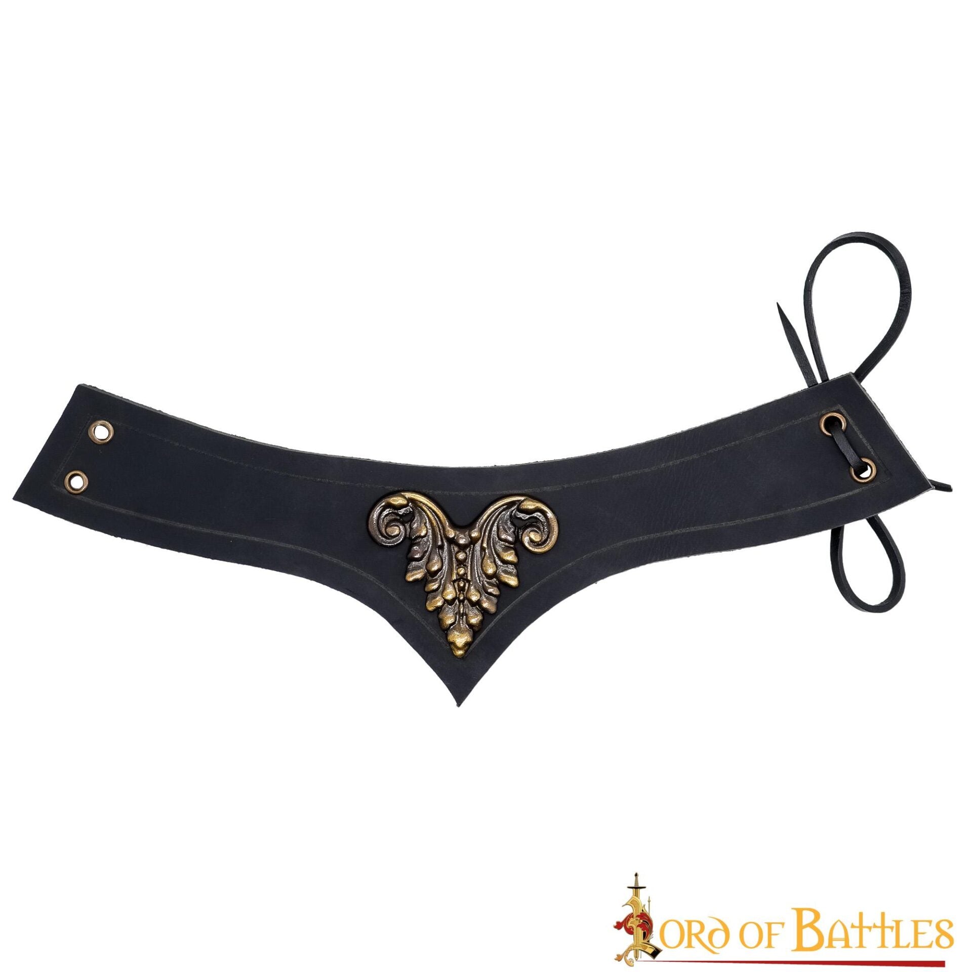 Accesorio medieval de cuero con adorno de latón antiguo