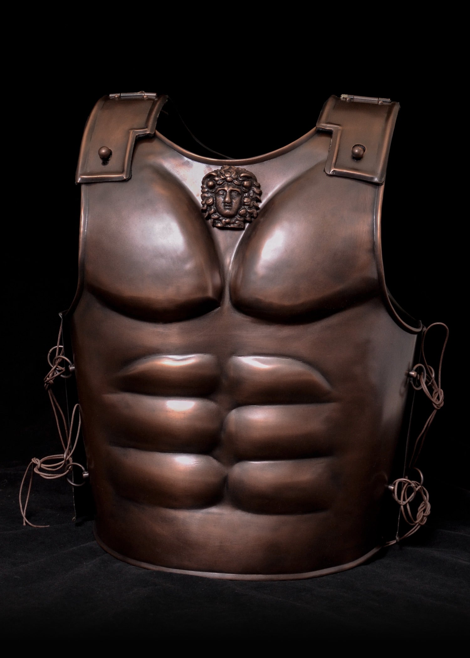 Imagen única de: Armadura Muscular Espartana Fabricada En Acero Con Acabado En Bronce.