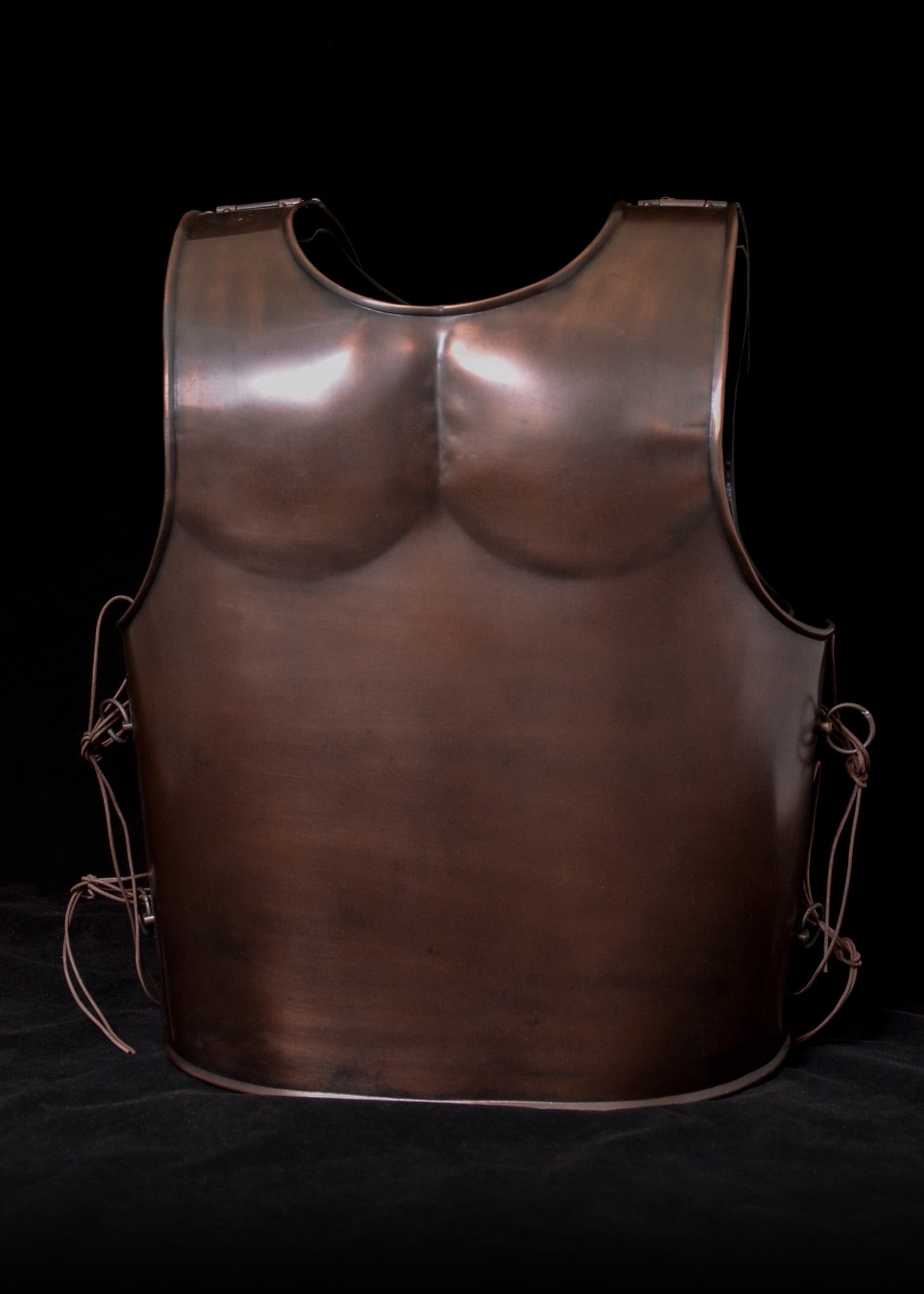 Imagen única de: Armadura Muscular Espartana Fabricada En Acero Con Acabado En Bronce.