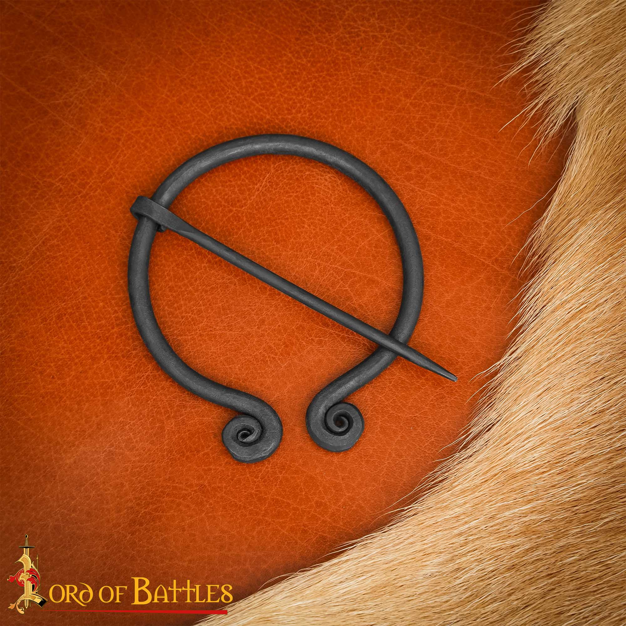 Broche penannular vikingo forjado a mano - Fíbula de hierro para manto - Scroll-End