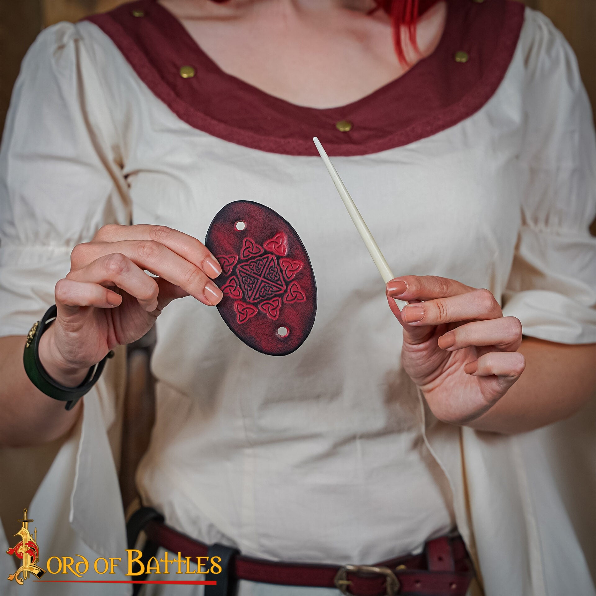 Broche de cuero genuino con grabado celta y pasador de hueso - imagen 7
