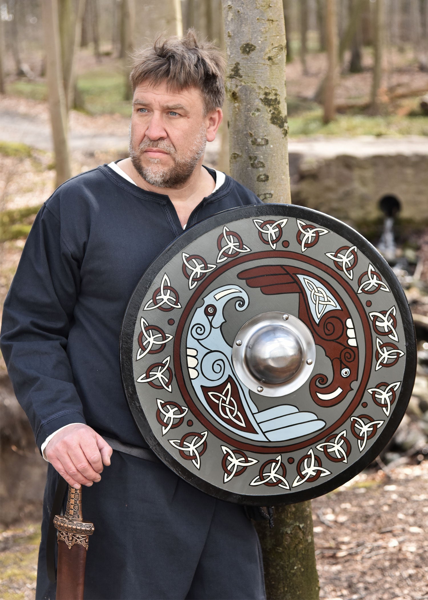 Imagen única de: Escudo Vikingo De 24" Con Motivo De Cuervo Y Triquetras