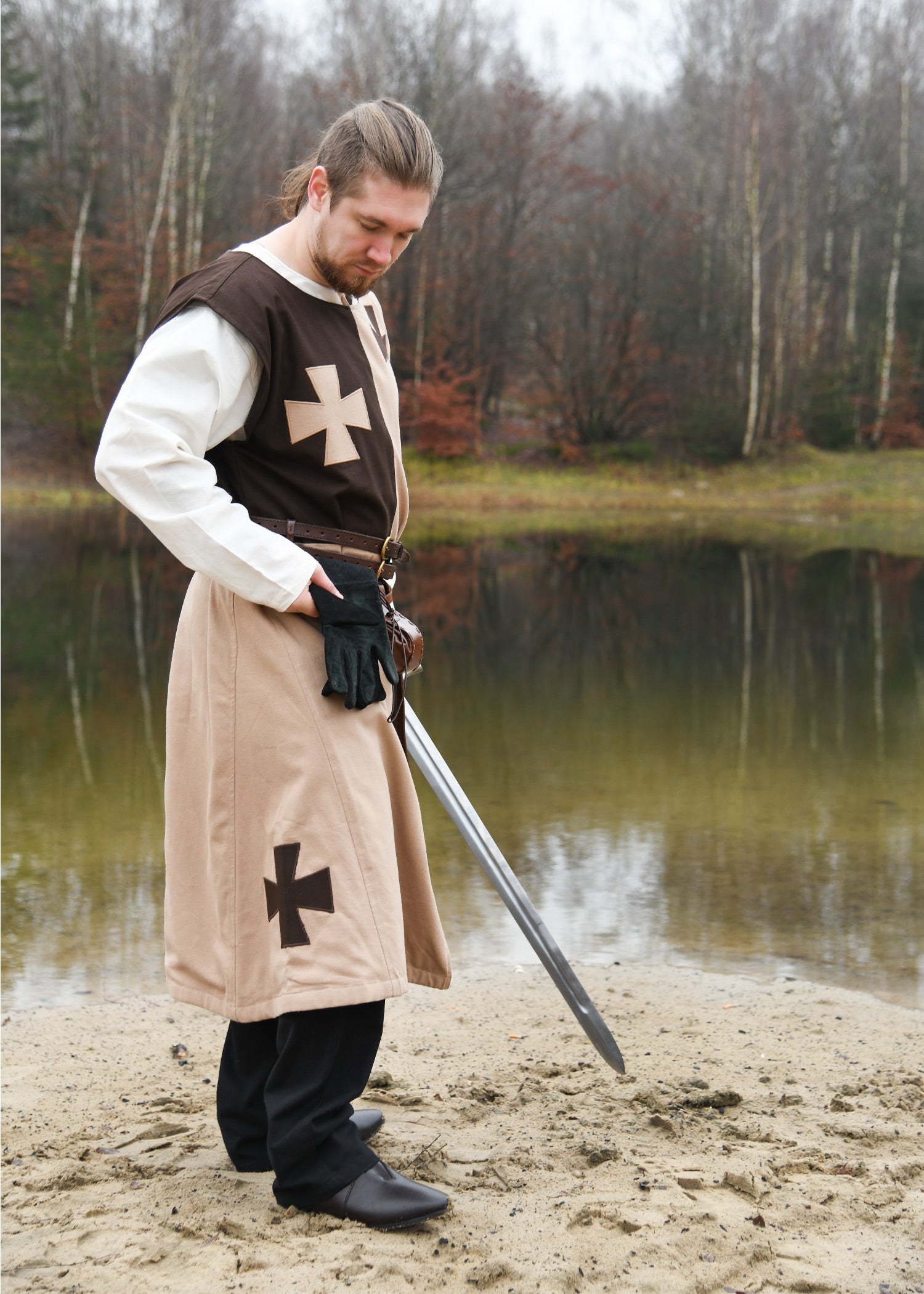 Imagen única de: Tabardo Medieval Forrado Con Cruces De Zarpas, Marrón