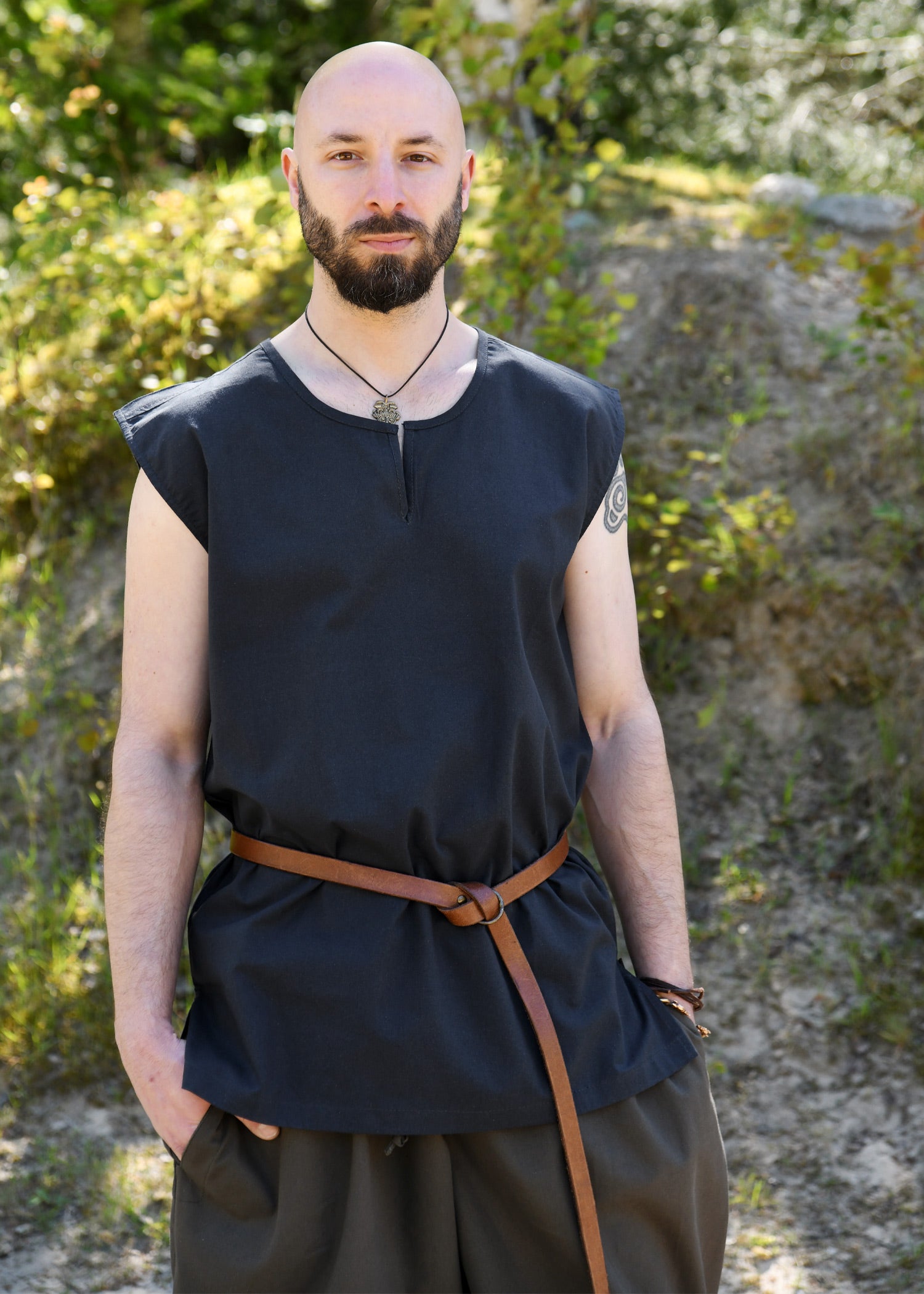 Imagen única de: Túnica Medieval Sencilla Clement, Sin Mangas, Azul Oscuro