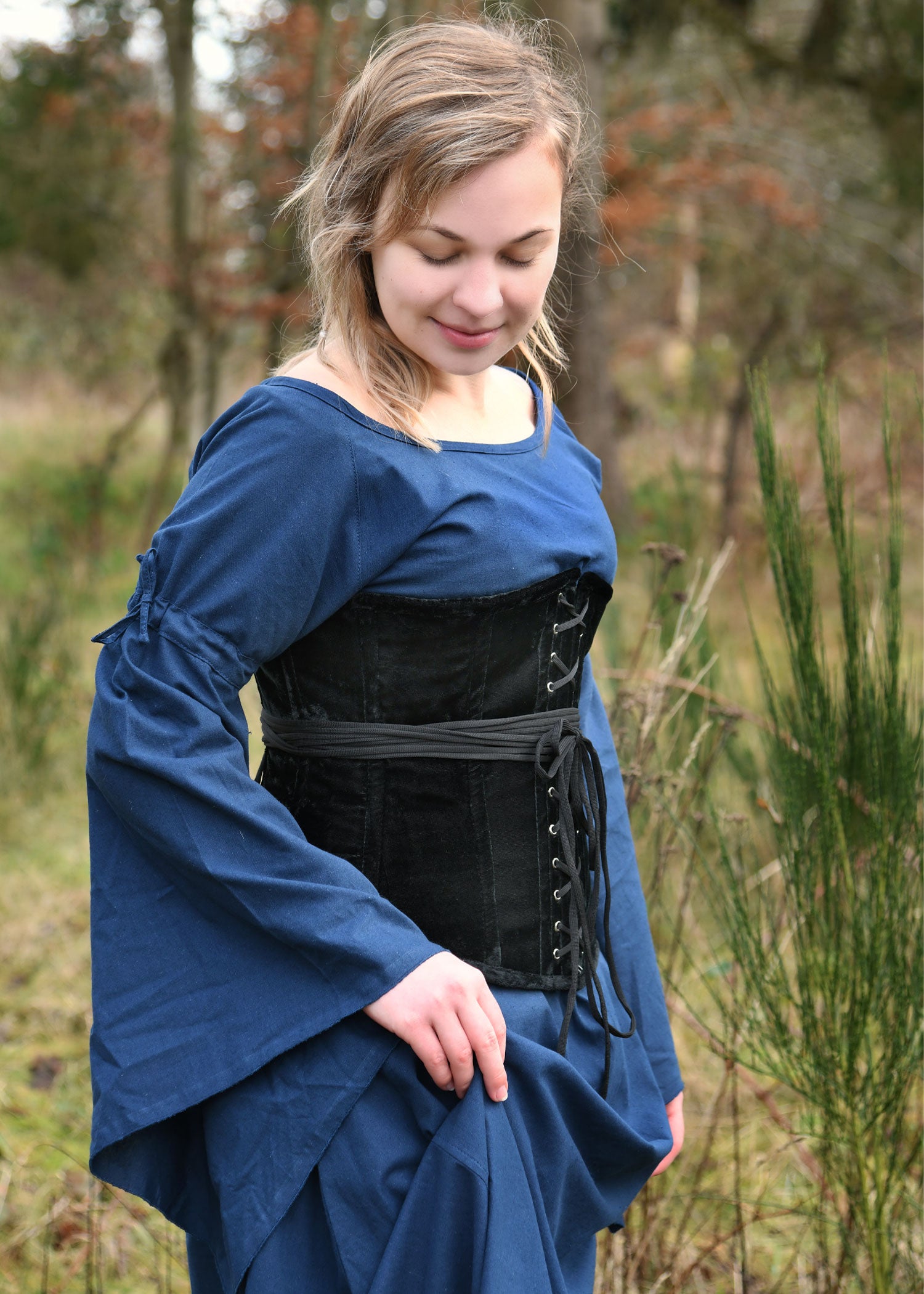 Imagen única de: Vestido Interior Medieval Burglinde Con Mangas De Trompeta, Azul