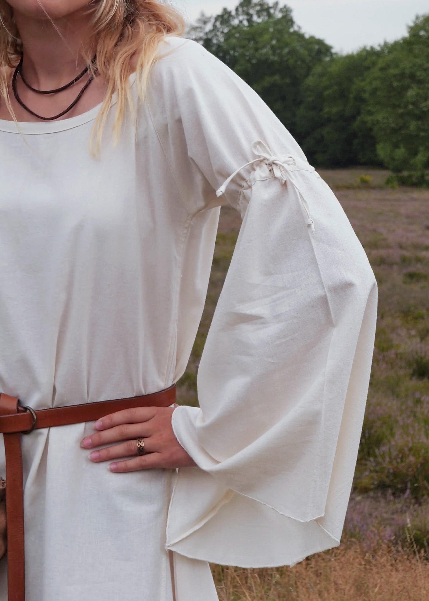 Imagen única de: Vestido Interior Medieval Burglinde Con Mangas De Trompeta, Natural