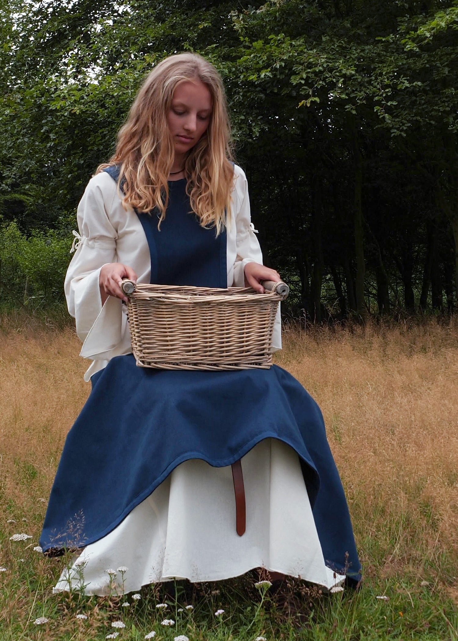 Imagen única de: Vestido Interior Medieval Burglinde Con Mangas De Trompeta, Natural