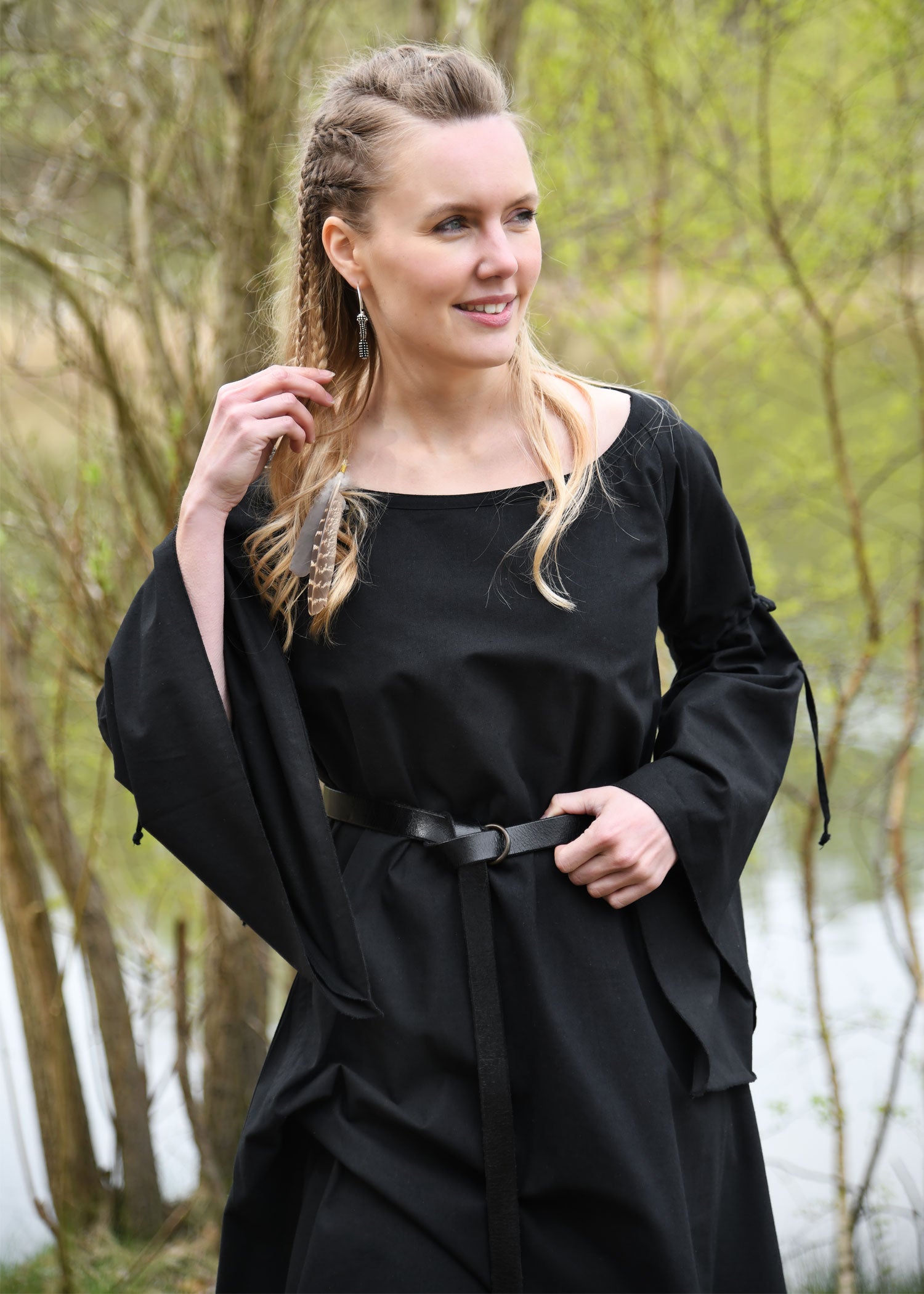 Imagen única de: Vestido Interior Medieval Burglinde Con Mangas De Trompeta, Negro
