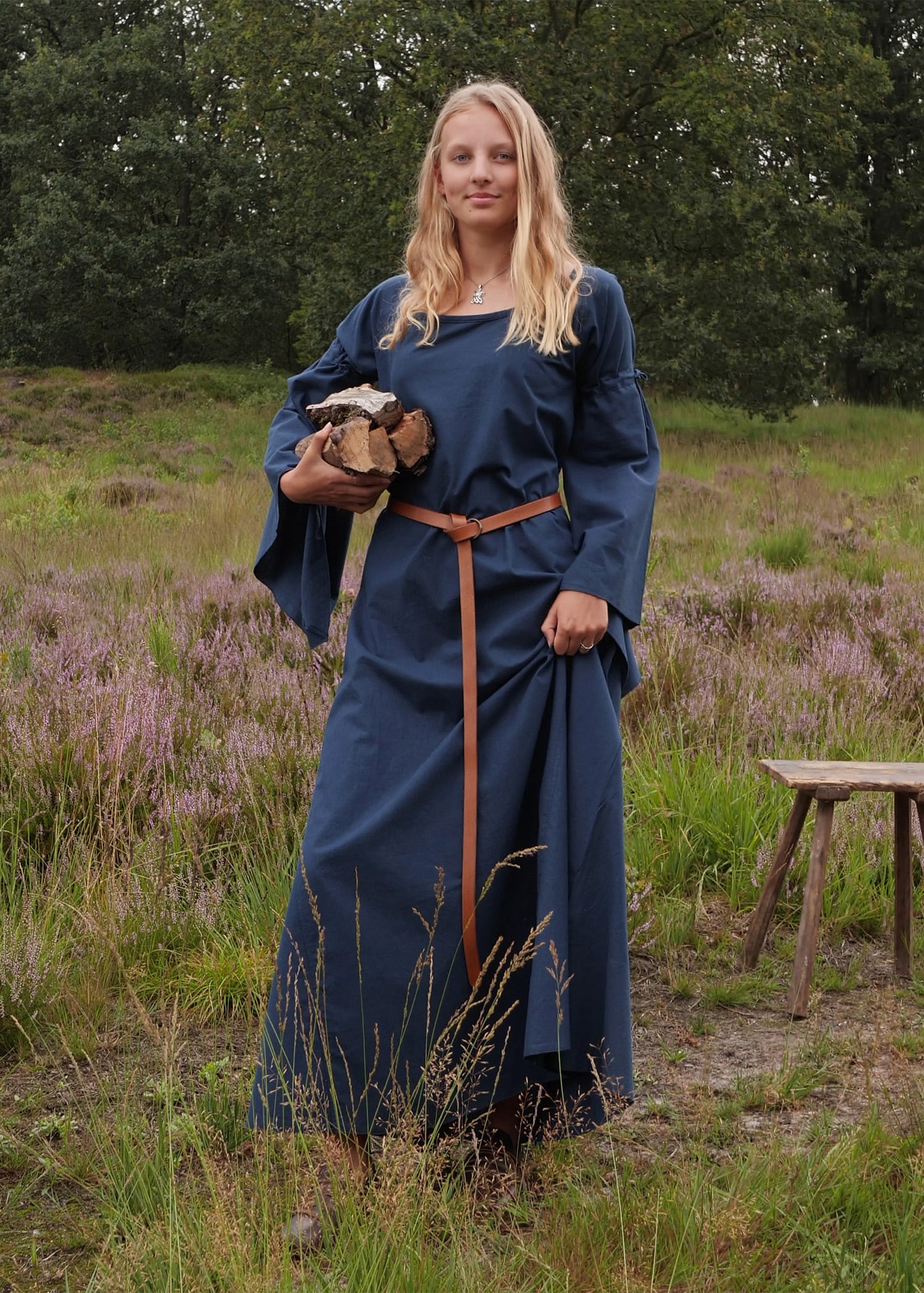 Imagen única de: Vestido Interior Medieval Burglinde Con Mangas De Trompeta, Azul