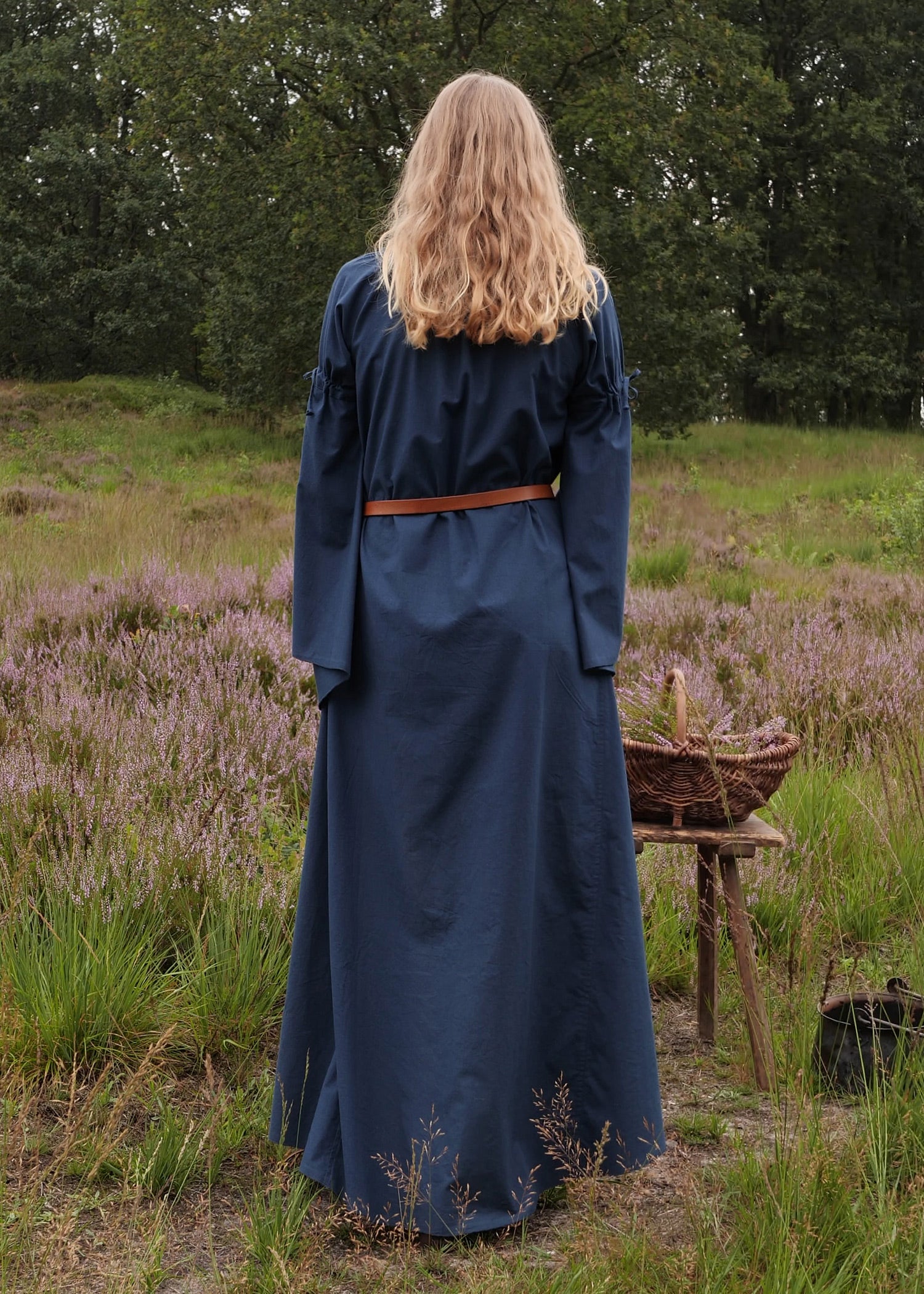Imagen única de: Vestido Interior Medieval Burglinde Con Mangas De Trompeta, Azul