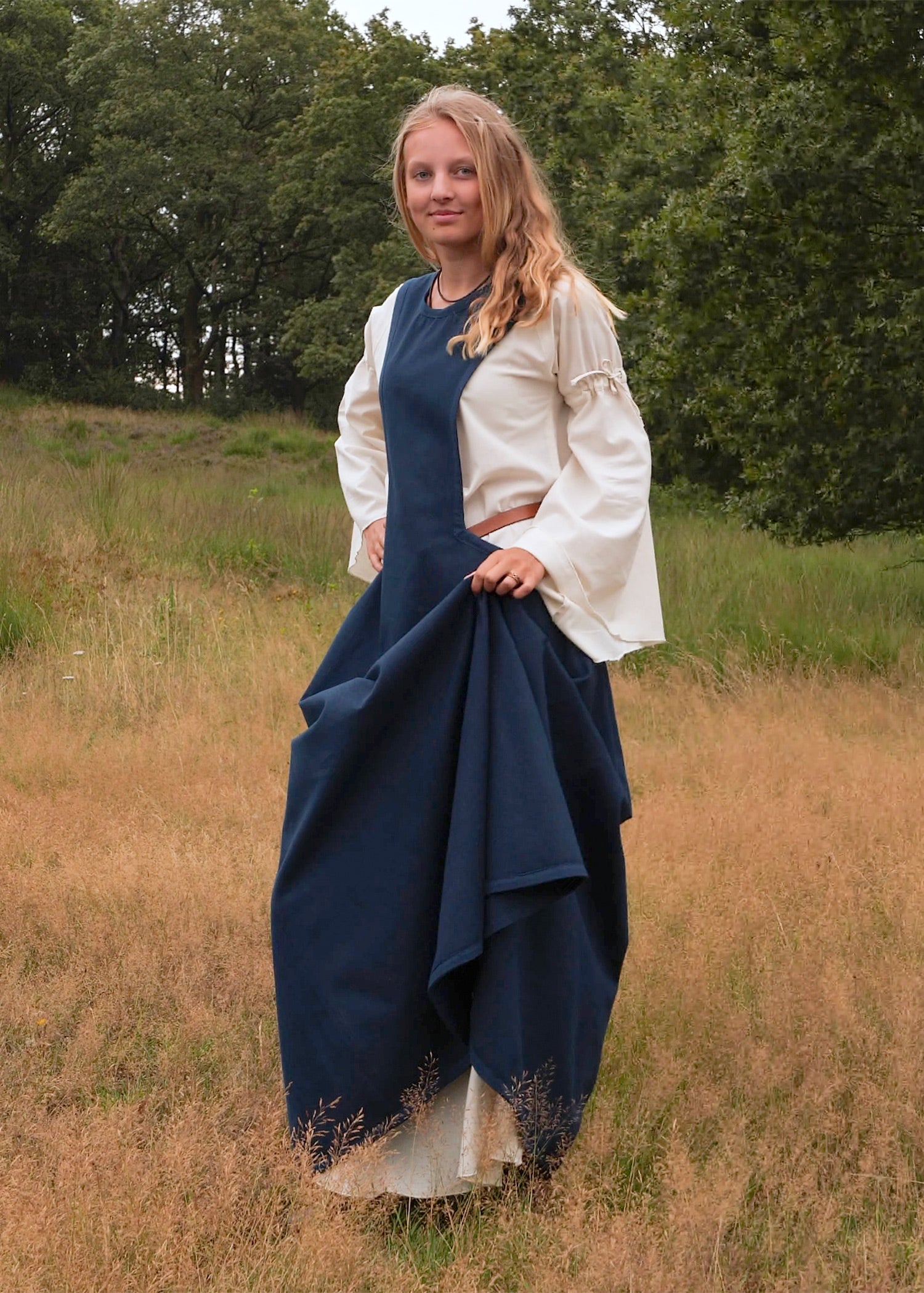 Imagen única de: Vestido Medieval, Surcot Andra, Azul Oscuro