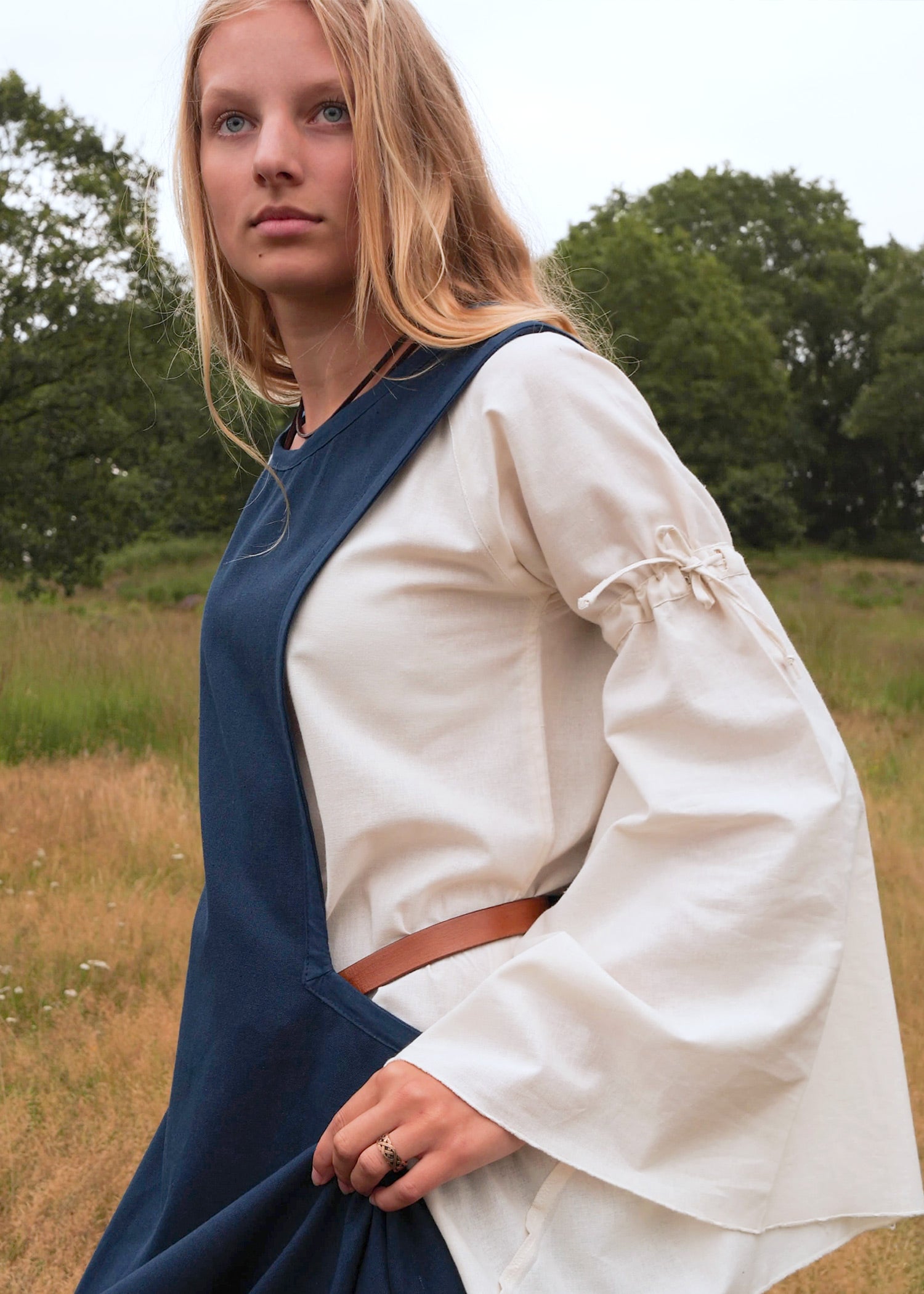 Imagen única de: Vestido Medieval, Surcot Andra, Azul Oscuro