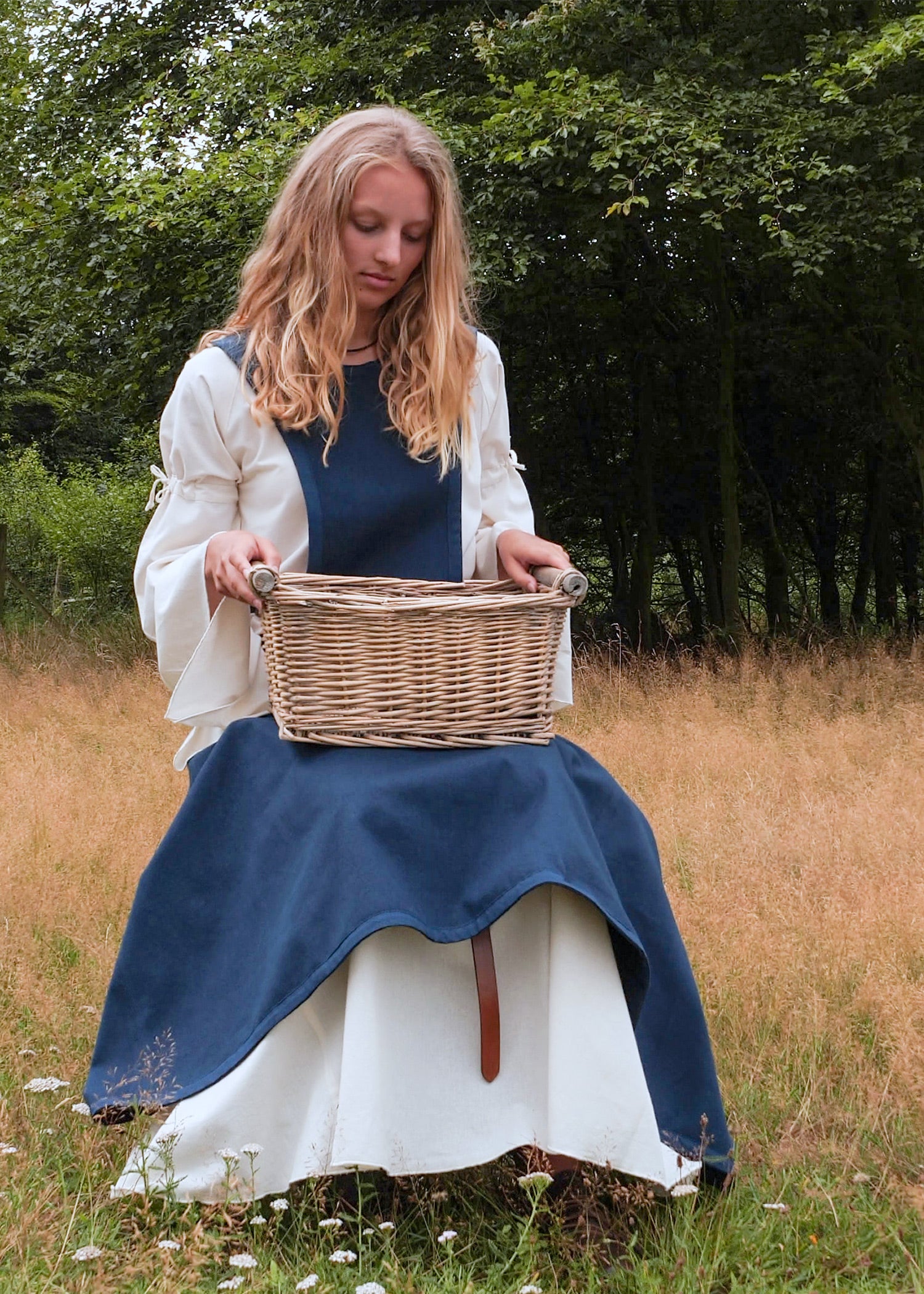 Imagen única de: Vestido Medieval, Surcot Andra, Azul Oscuro