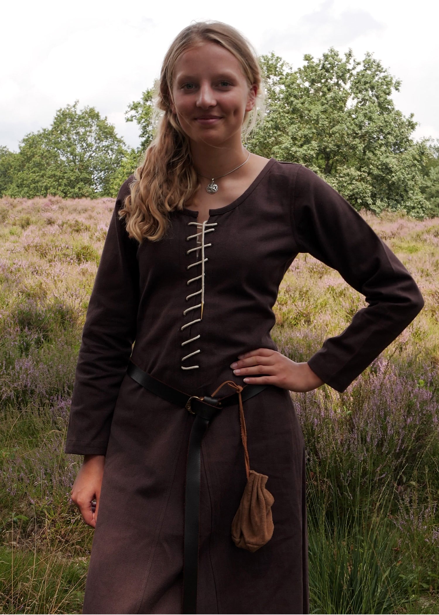 Imagen única de: Cotehardie Ava, Vestido Medieval, Marrón