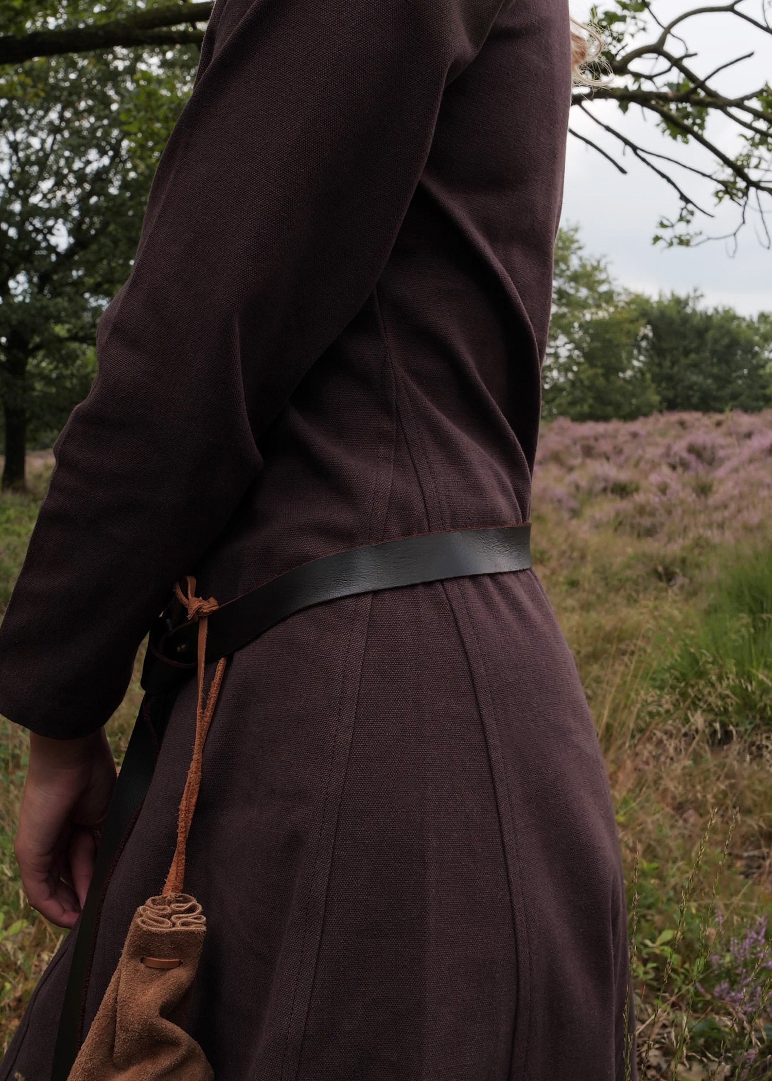 Imagen única de: Cotehardie Ava, Vestido Medieval, Marrón