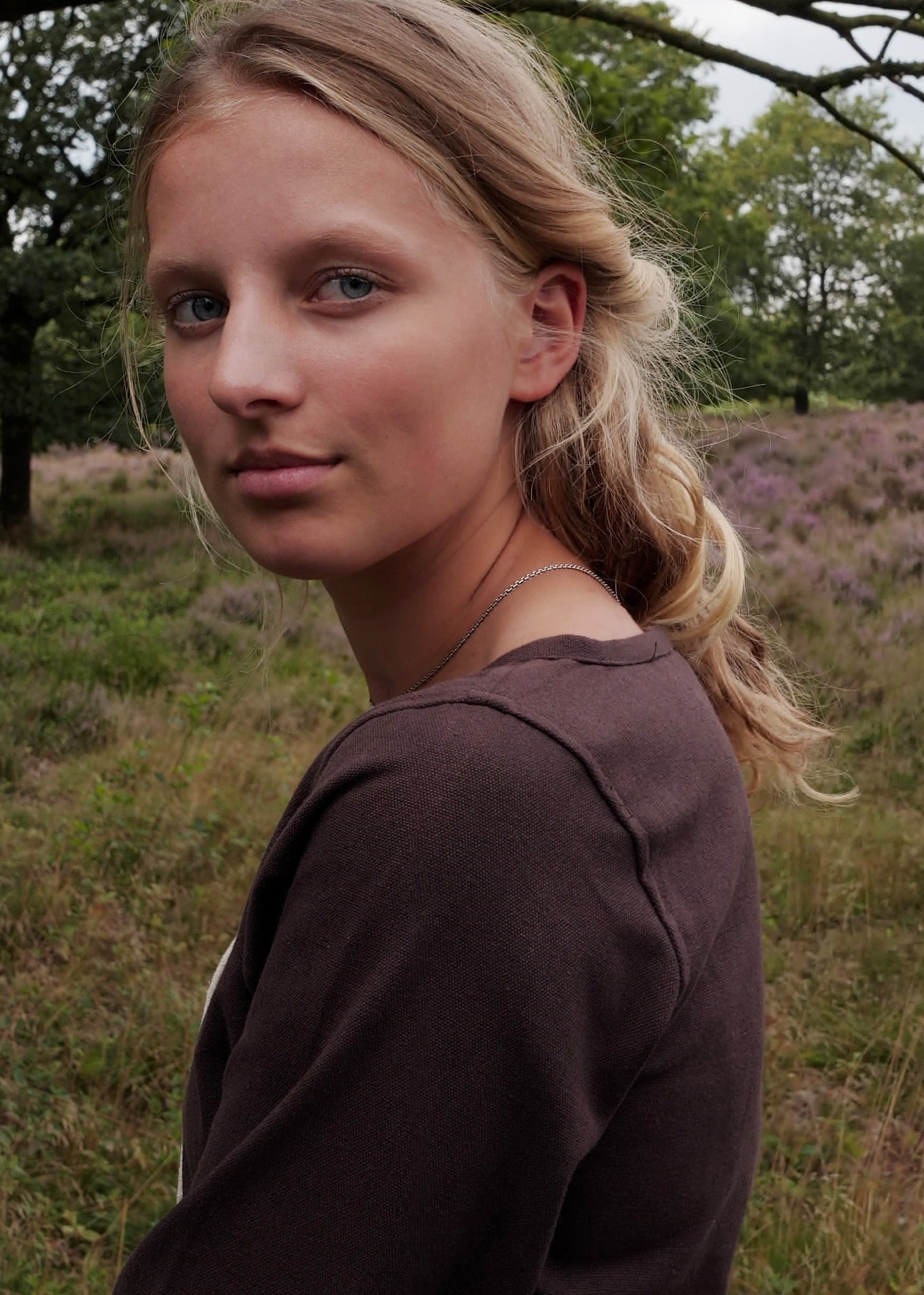 Imagen única de: Cotehardie Ava, Vestido Medieval, Marrón