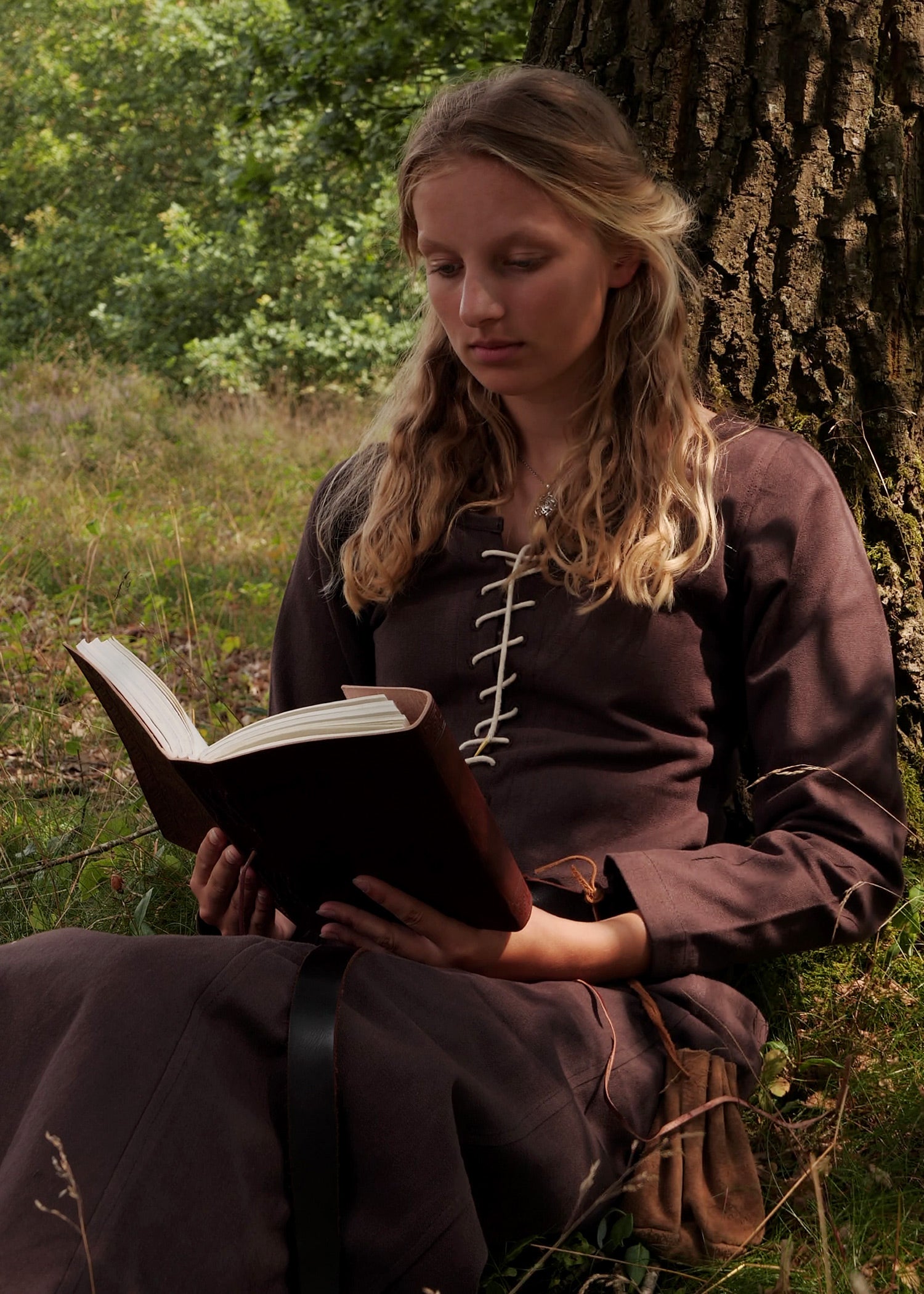 Imagen única de: Cotehardie Ava, Vestido Medieval, Marrón