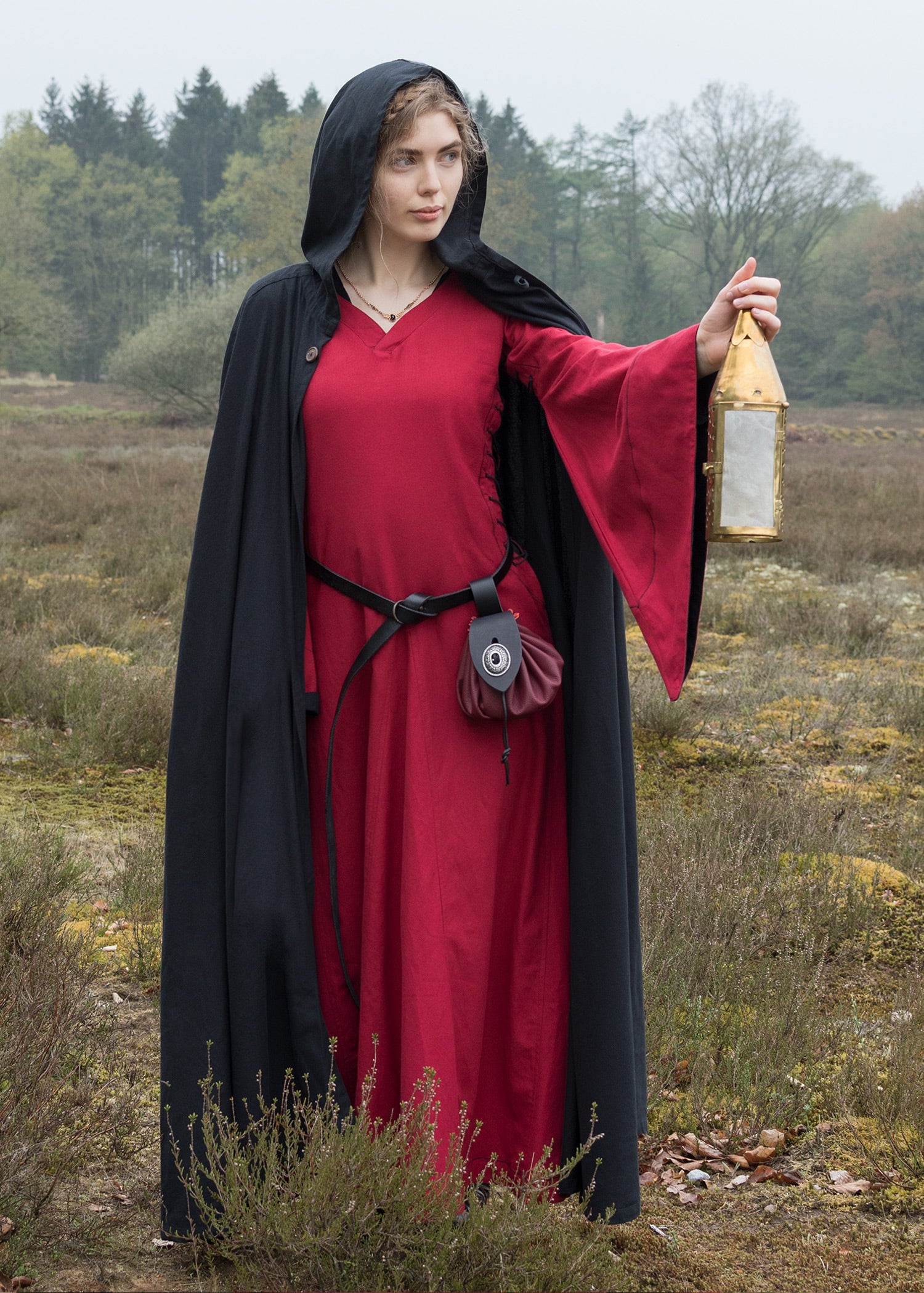 Imagen única de: Vestido Medieval Con Ventanas Del Infierno, Bliaut Amal, Rojo/negro