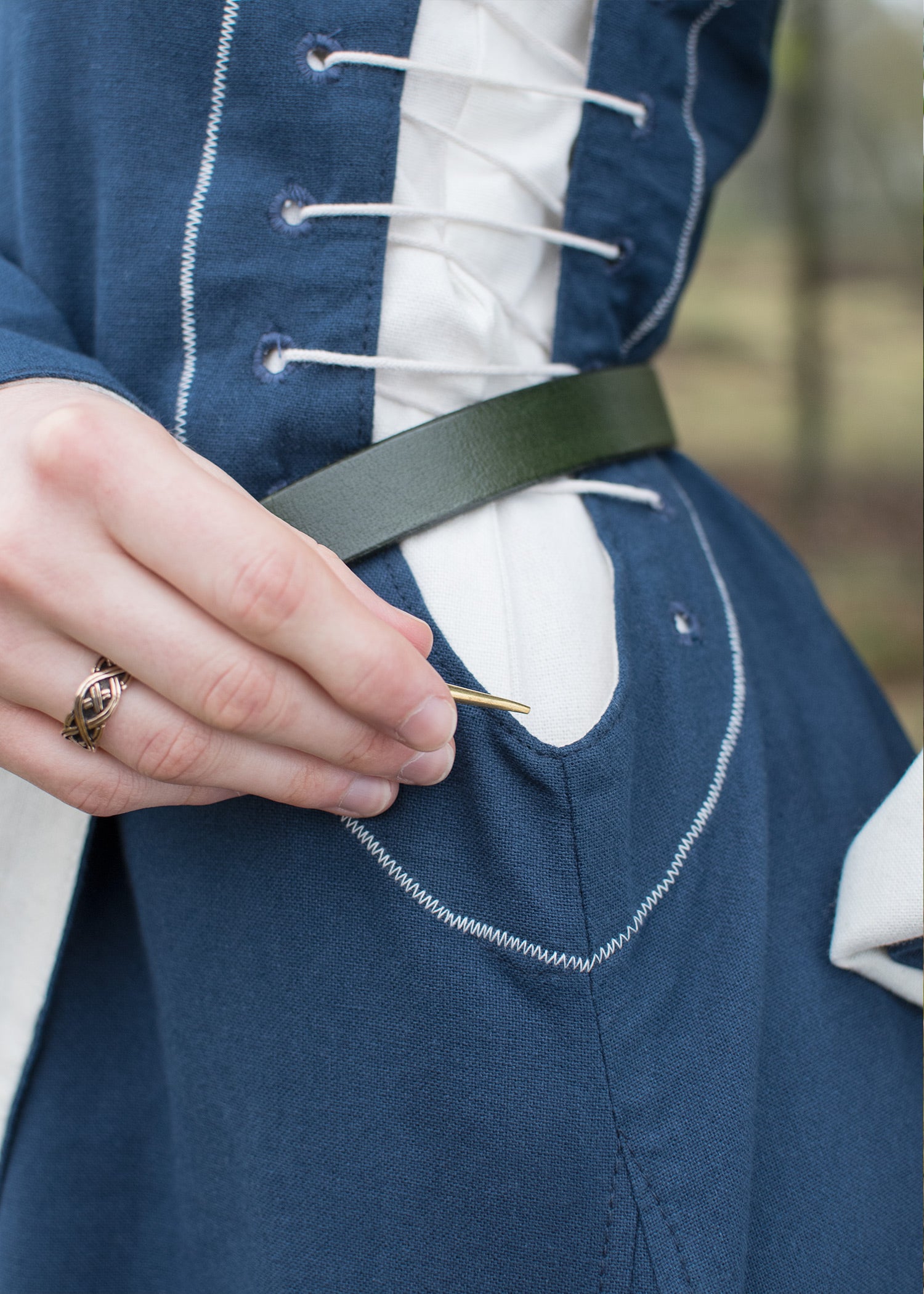 Imagen única de: Vestido Medieval Con Ventanas Del Infierno, Bliaut Amal, Azul/natural