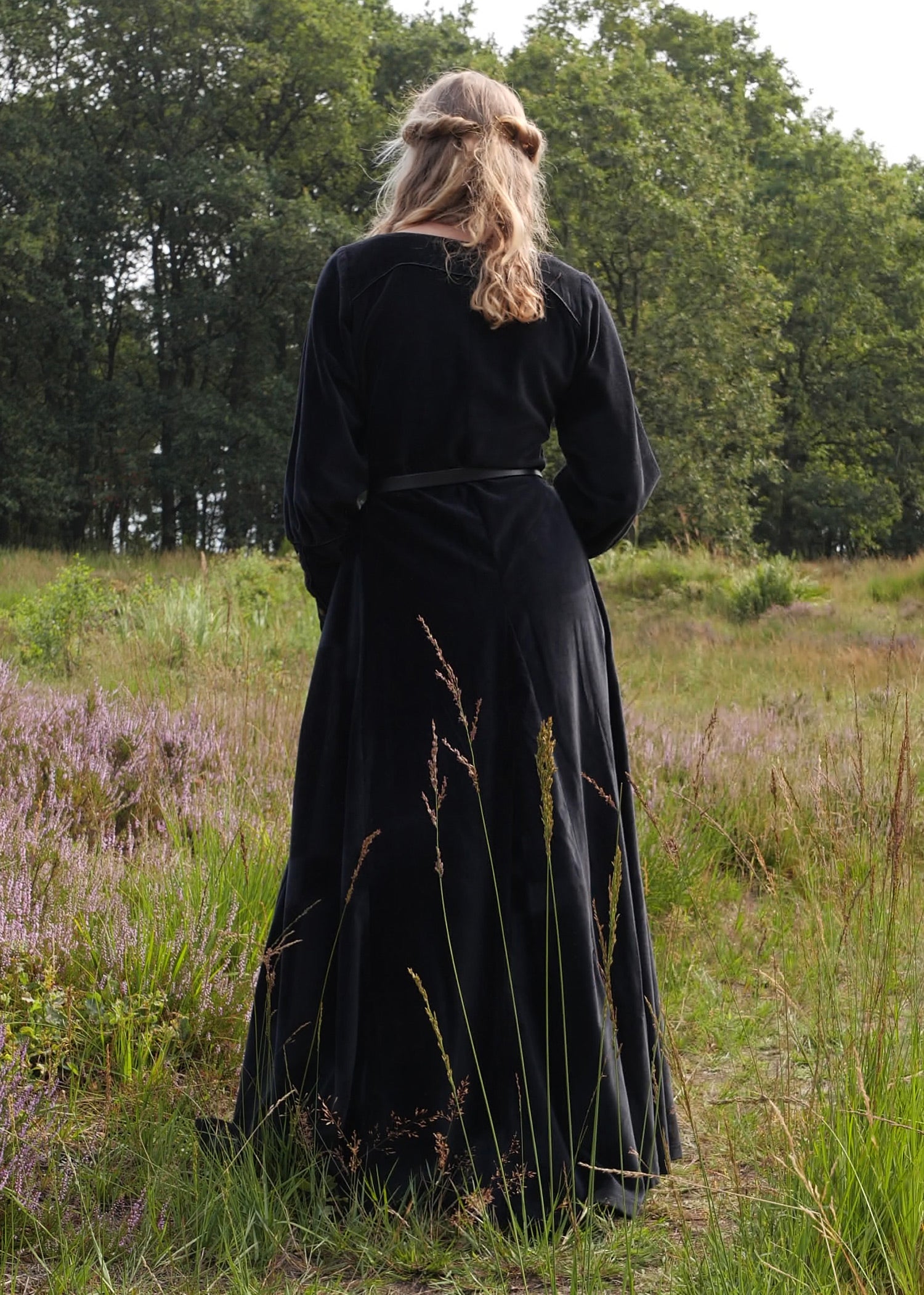 Imagen única de: Cotehardie Isabell De Terciopelo, Vestido Medieval, Negro