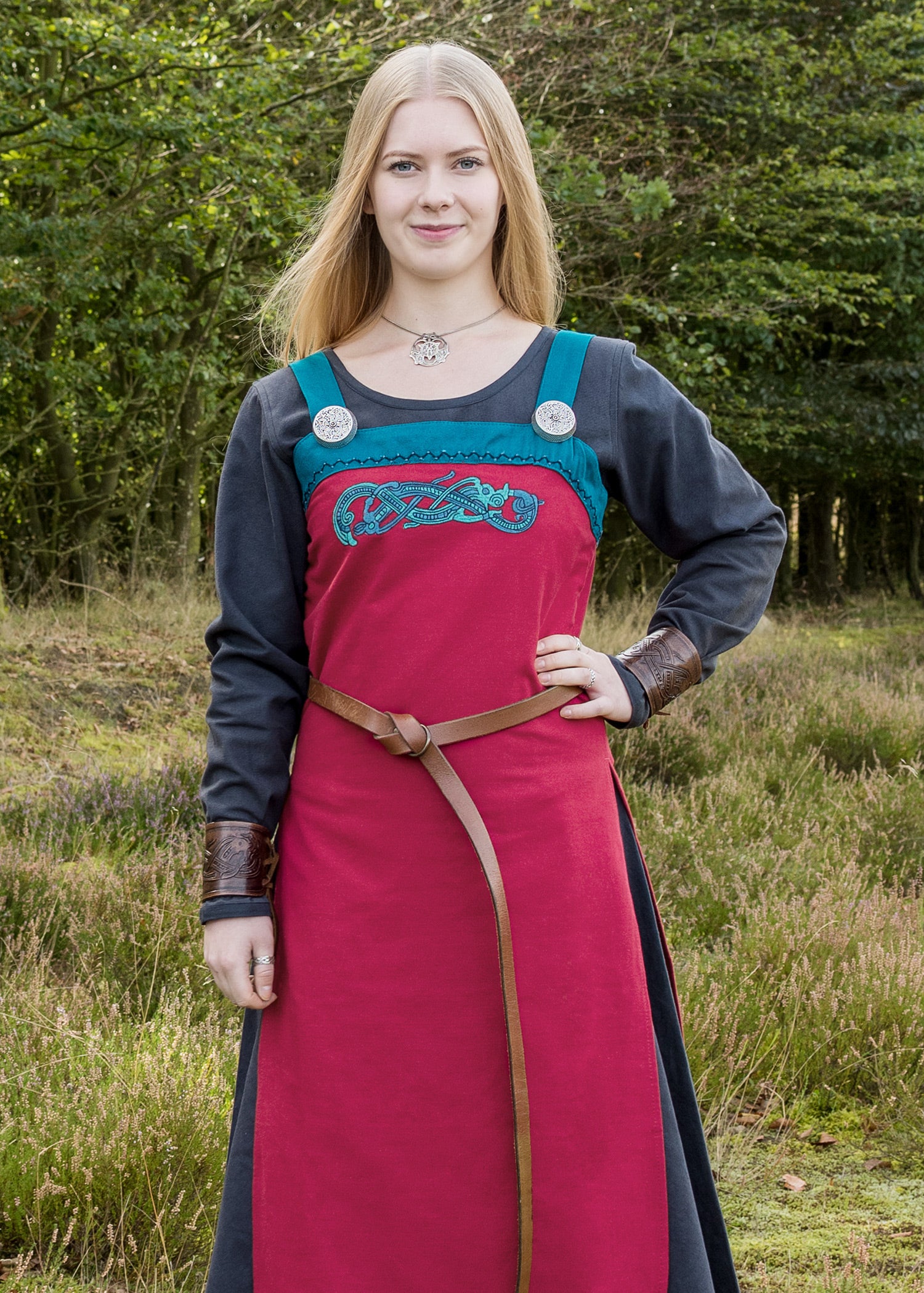 Imagen única de: Pichi Vikingo / Vestido Delantal Hilja Con Bordado, Rojo