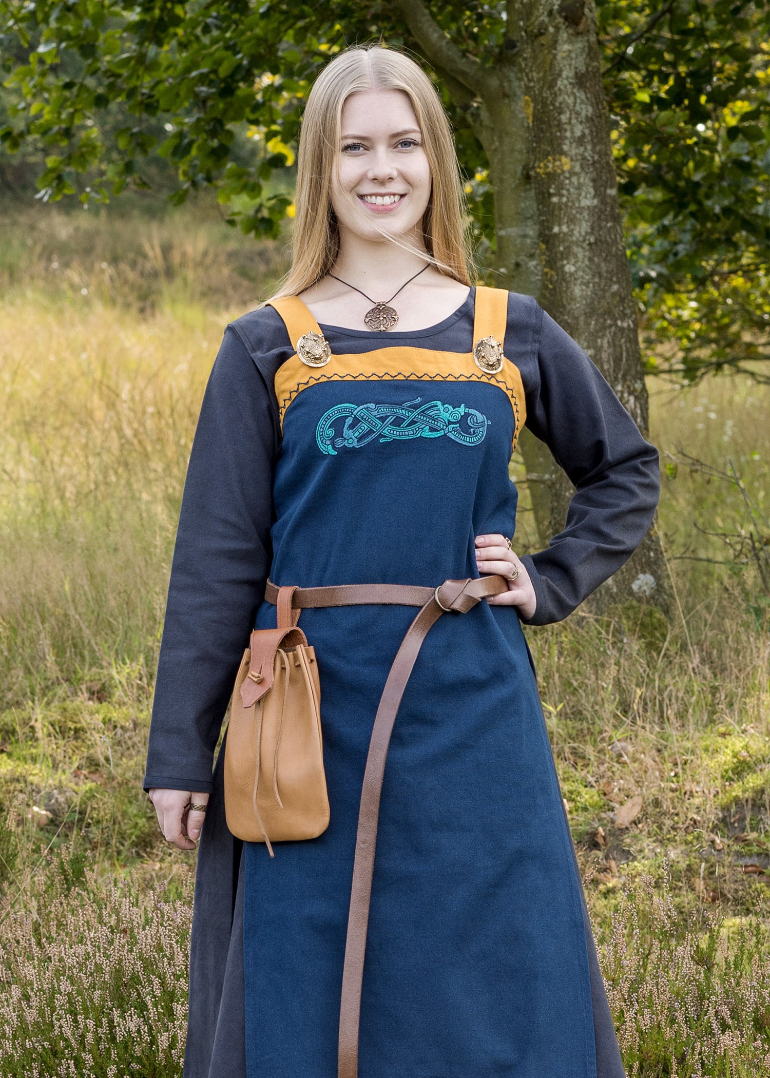Imagen única de: Pichi Vikingo / Vestido Delantal Hilja Con Bordado, Azul