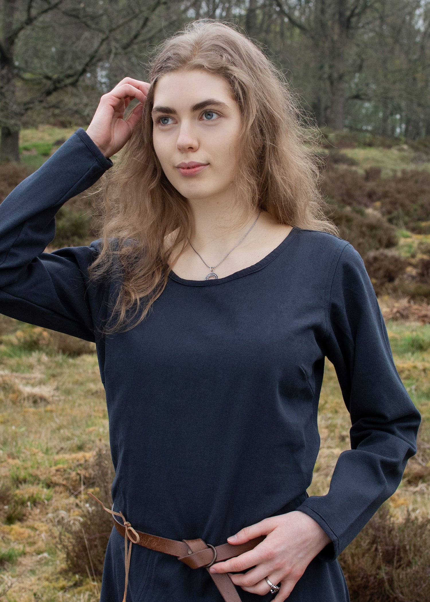 Imagen única de: Vestido Medieval Sencillo Afra De Lona, Azul Oscuro.