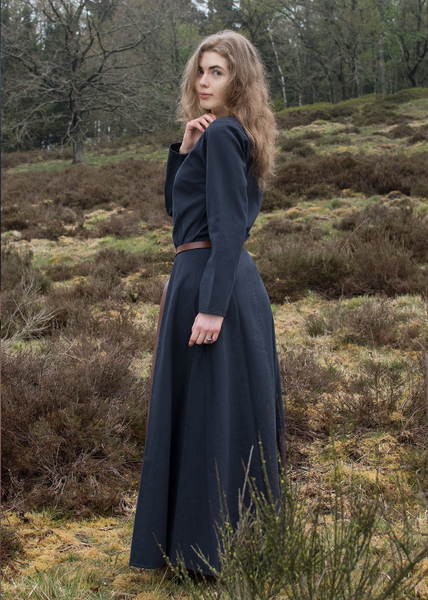 Imagen única de: Vestido Medieval Sencillo Afra De Lona, Azul Oscuro.