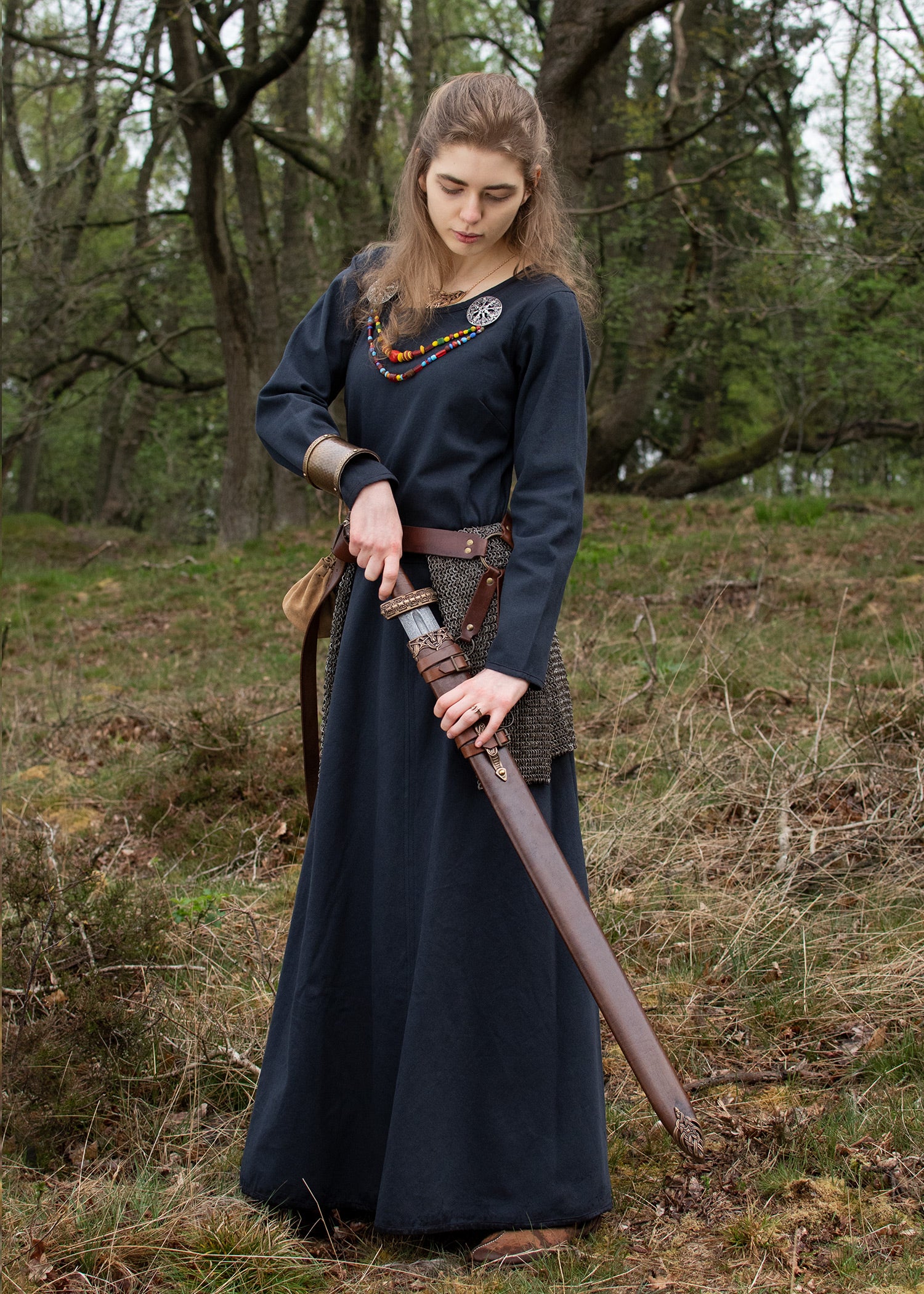 Imagen única de: Vestido Medieval Sencillo Afra De Lona, Azul Oscuro.