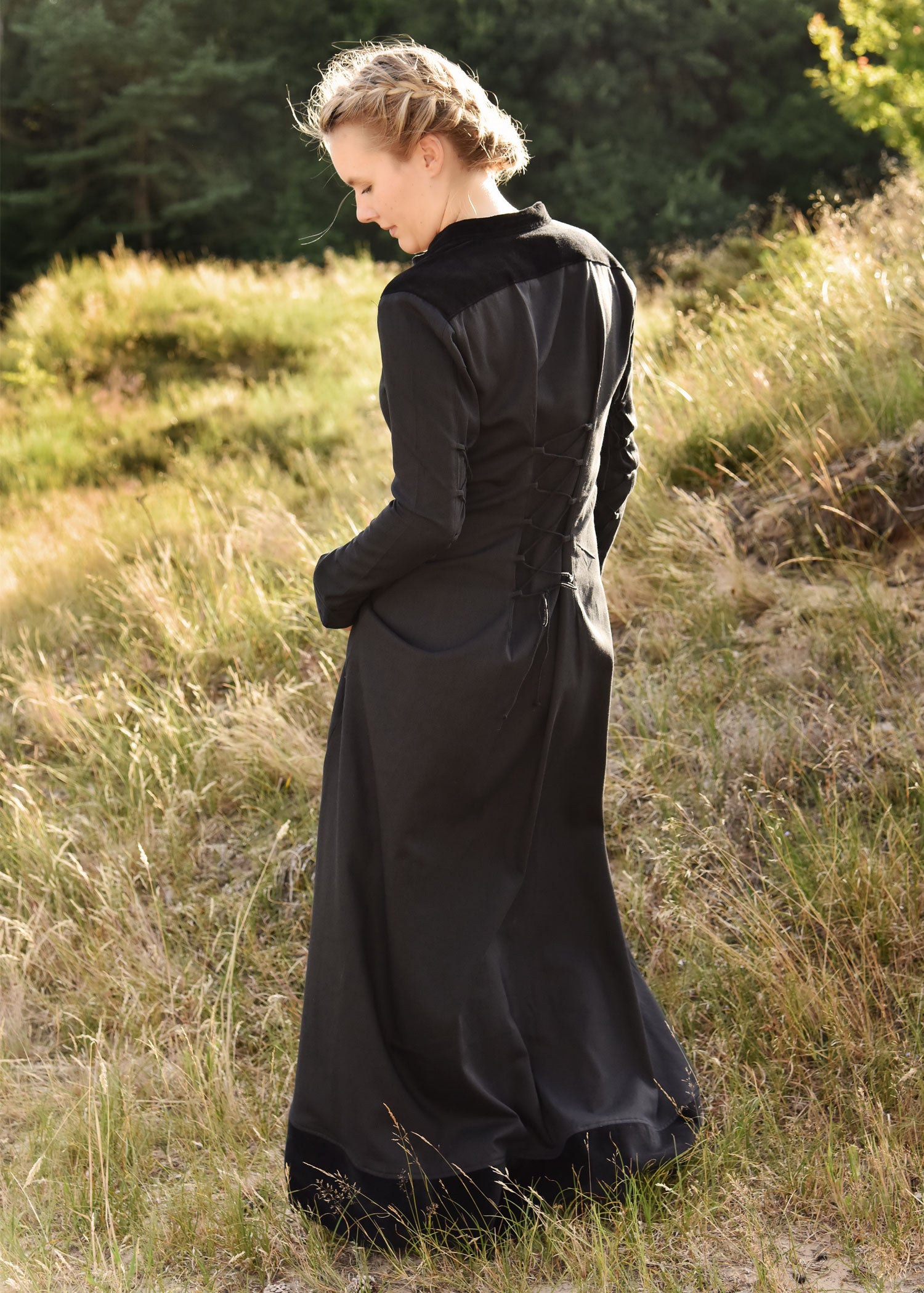 Imagen única de: Vestido Medieval Meira Con Detalles De Terciopelo, Negro