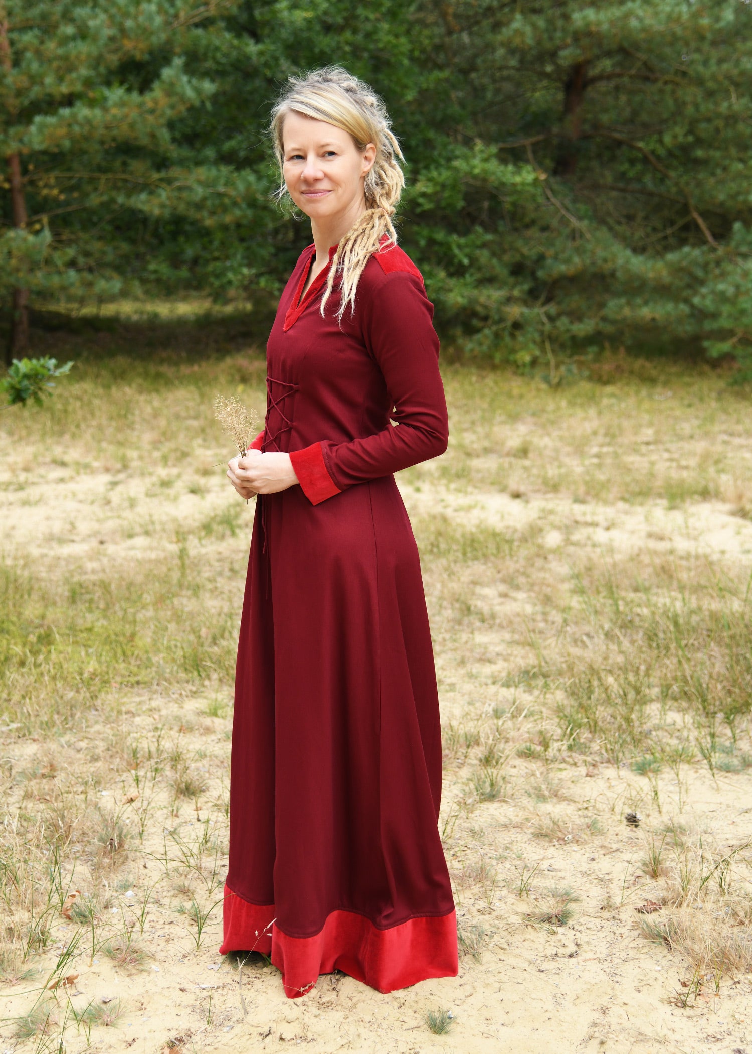 Imagen única de: Vestido Medieval Meira Con Detalles De Terciopelo, Rojo Vino