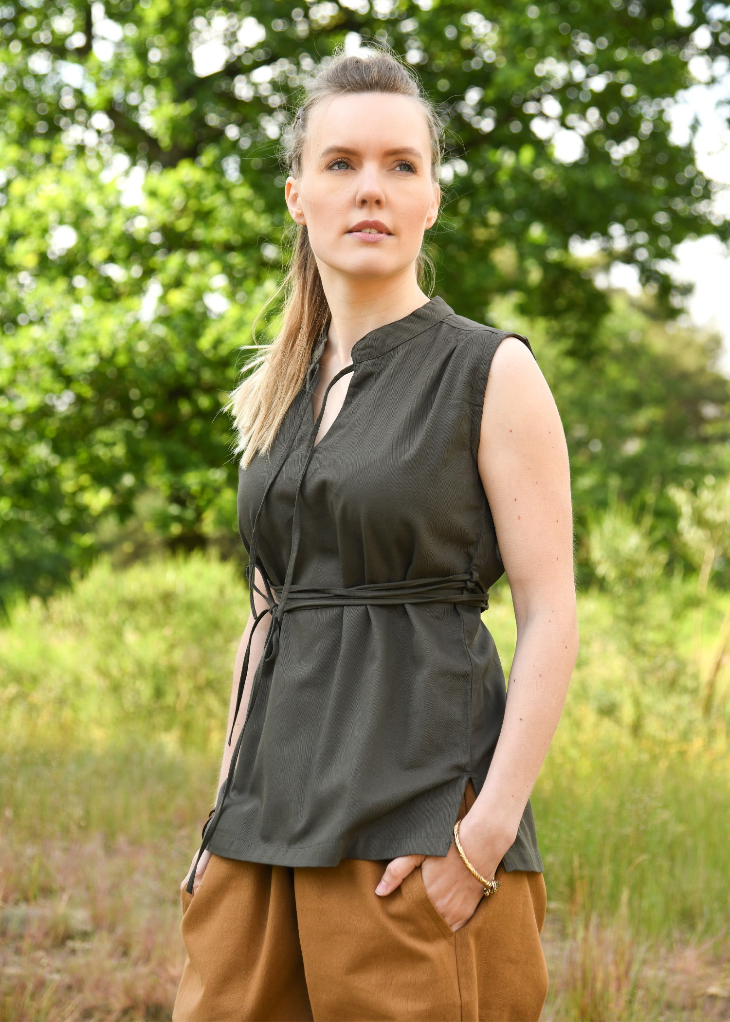 Imagen única de: Blusa Medieval Sin Mangas Levke, Verde Oliva