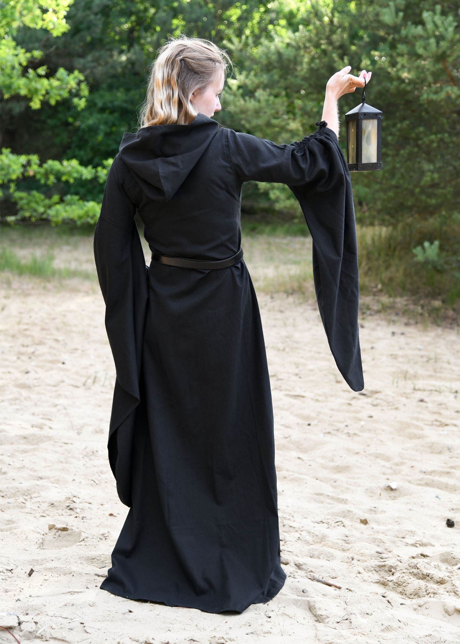 Imagen única de: Vestido Medieval Isra Con Mangas Trompeta, Negro