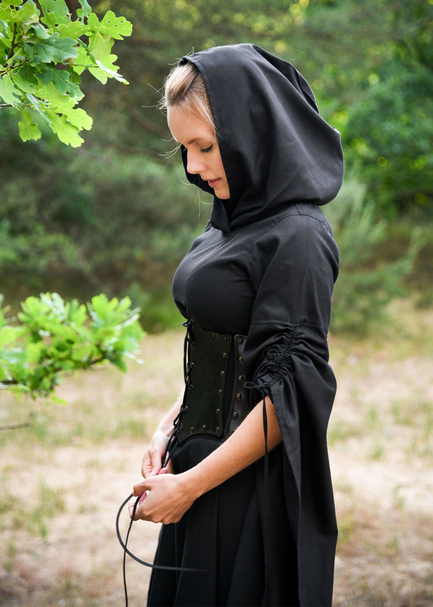 Imagen única de: Vestido Medieval Isra Con Mangas Trompeta, Negro