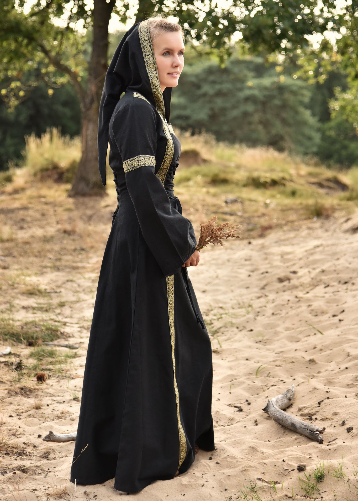 Imagen única de: Vestido Medieval Eleanor Con Capucha, Negro