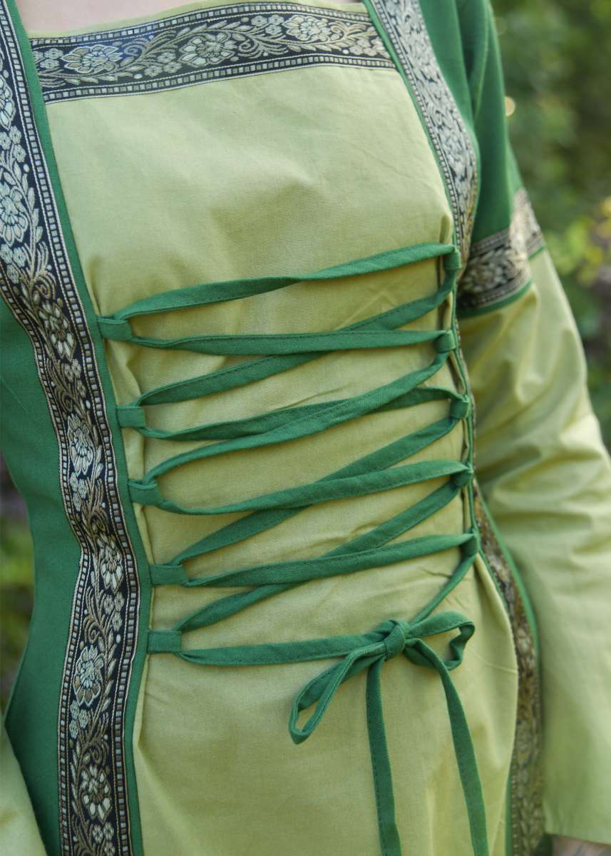Vestido Medieval de Algodón Eleanor Color Verde en Varios Tonos