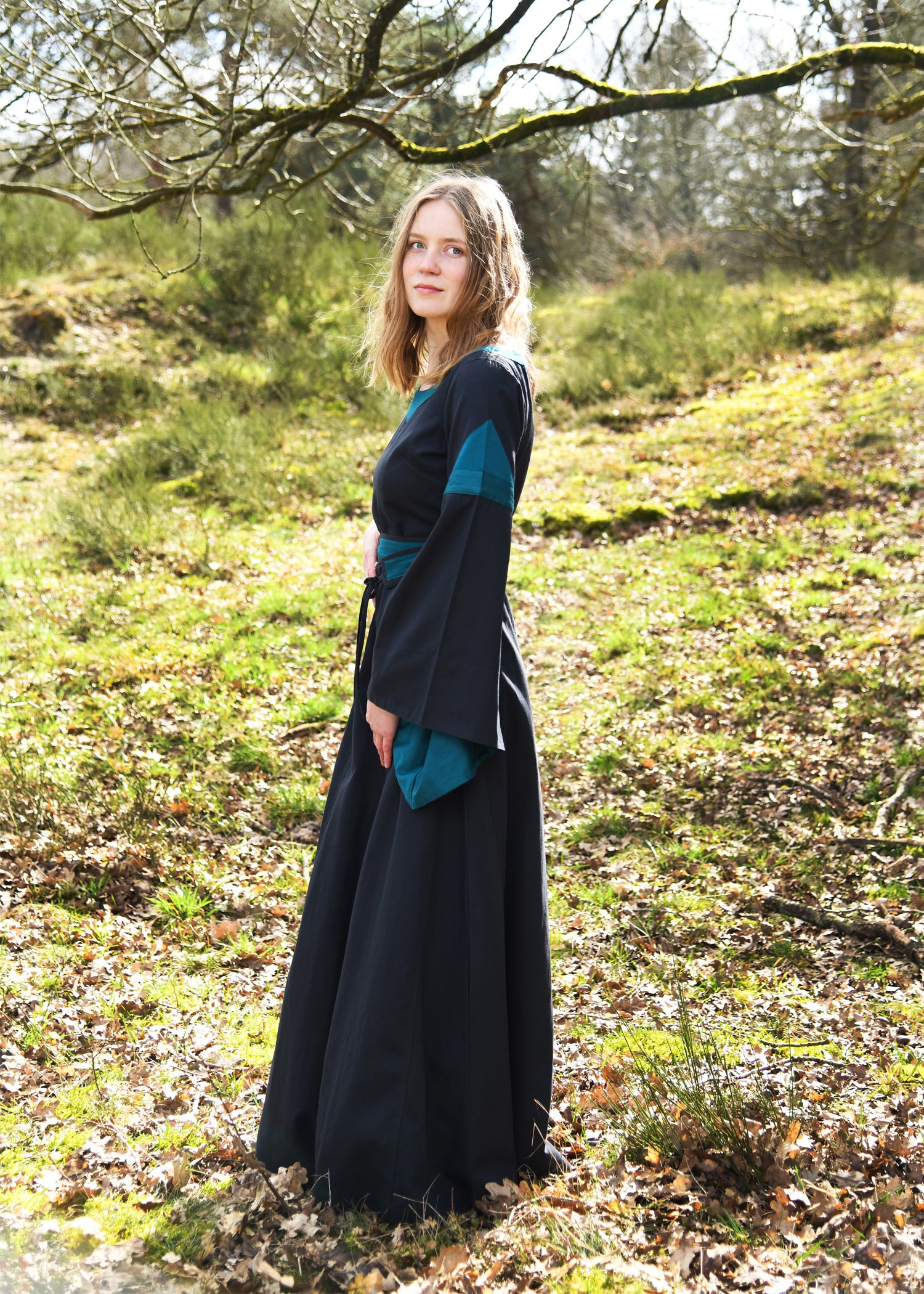 Imagen única de: Vestido Medieval Con Cinturón, Bliaut Konstanze, Azul Oscuro