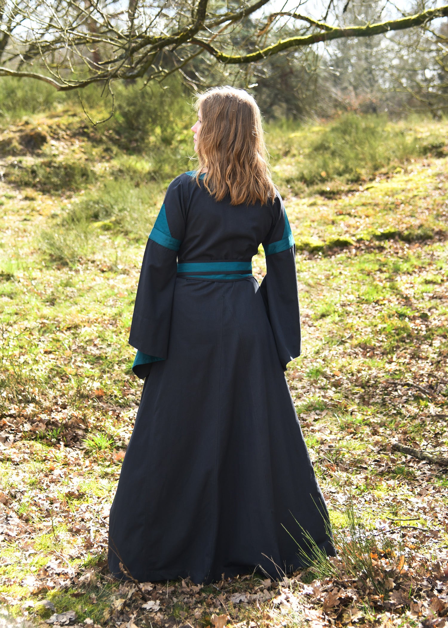 Imagen única de: Vestido Medieval Con Cinturón, Bliaut Konstanze, Azul Oscuro