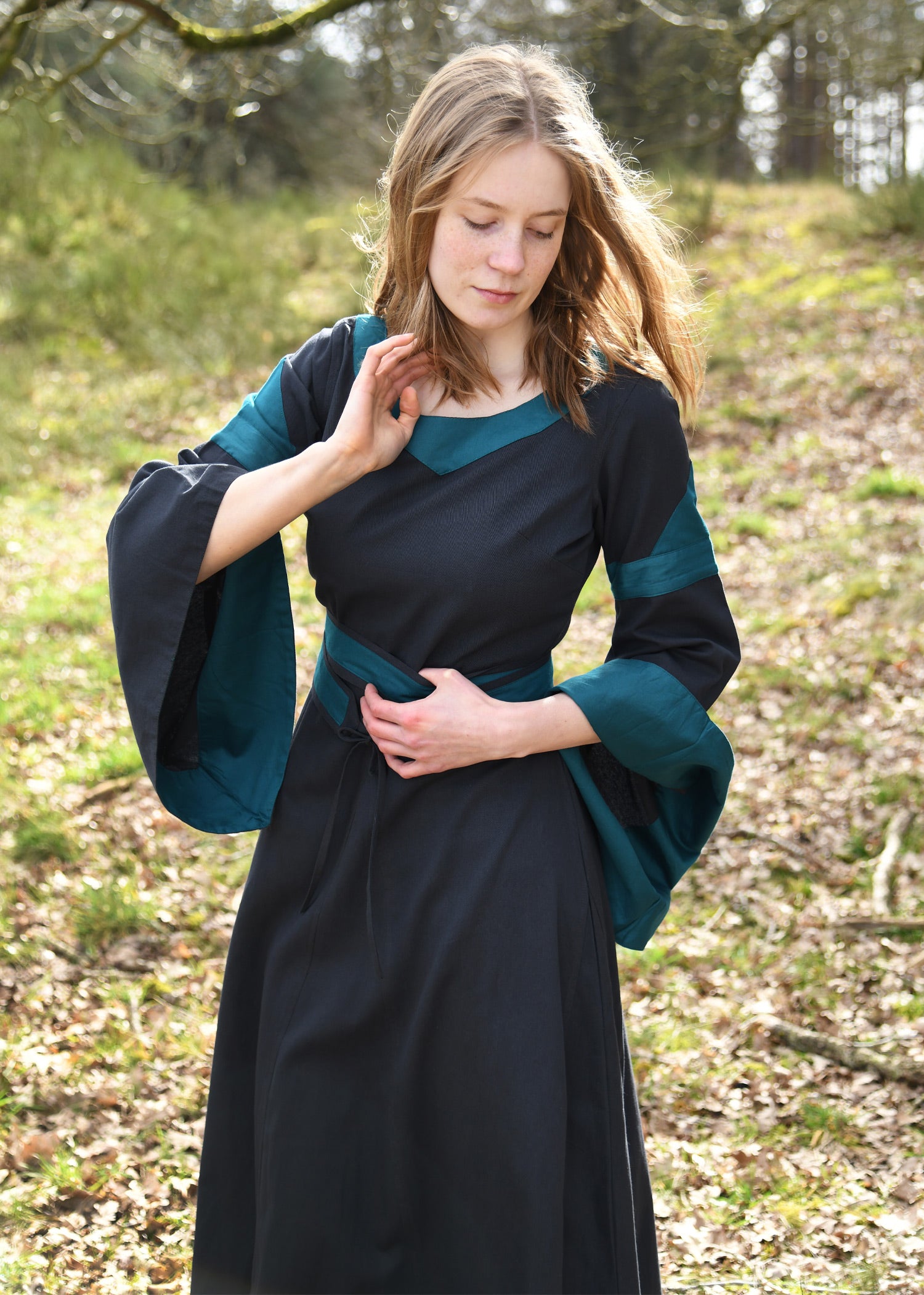 Imagen única de: Vestido Medieval Con Cinturón, Bliaut Konstanze, Azul Oscuro